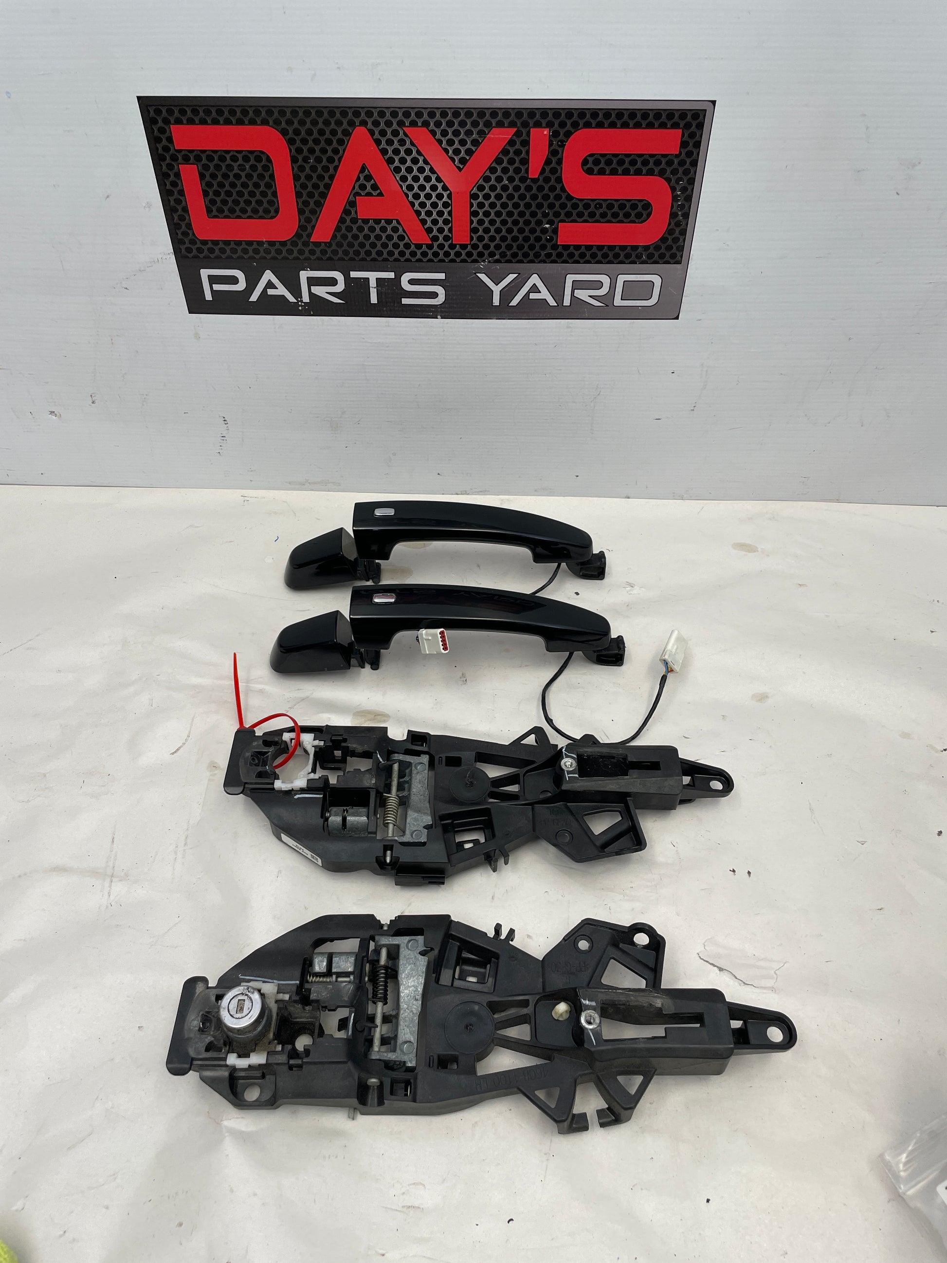 2016 Chevy Camaro SS RH & LH Exterior Door Handles and Brackets OEM - Day's Parts Yard
