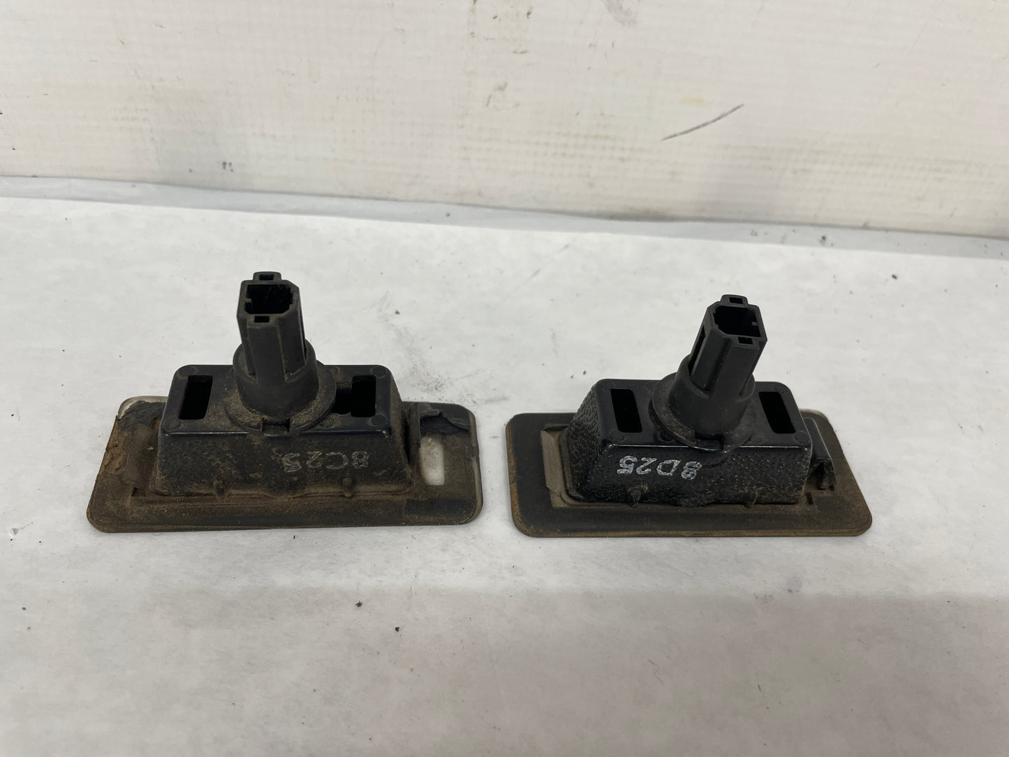 2009 Pontiac G8 GT Trunk Deck Lid License Plate Tag Lights Lamps Housings OEM - Day's Parts Yard