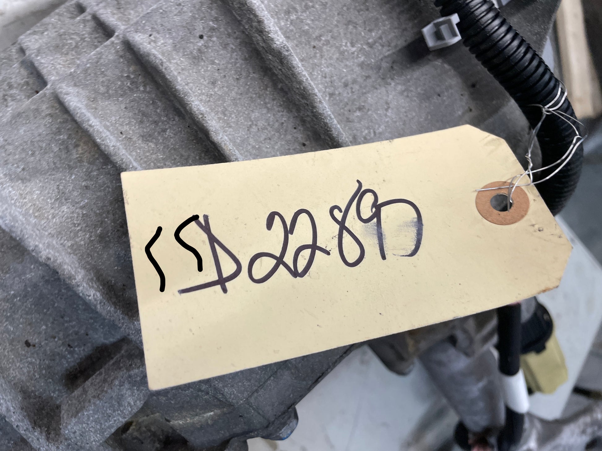 2004 GMC Sierra K1500 Front Axle Carrier Differential Assembly GT4 3.73 OEM - Day's Parts Yard