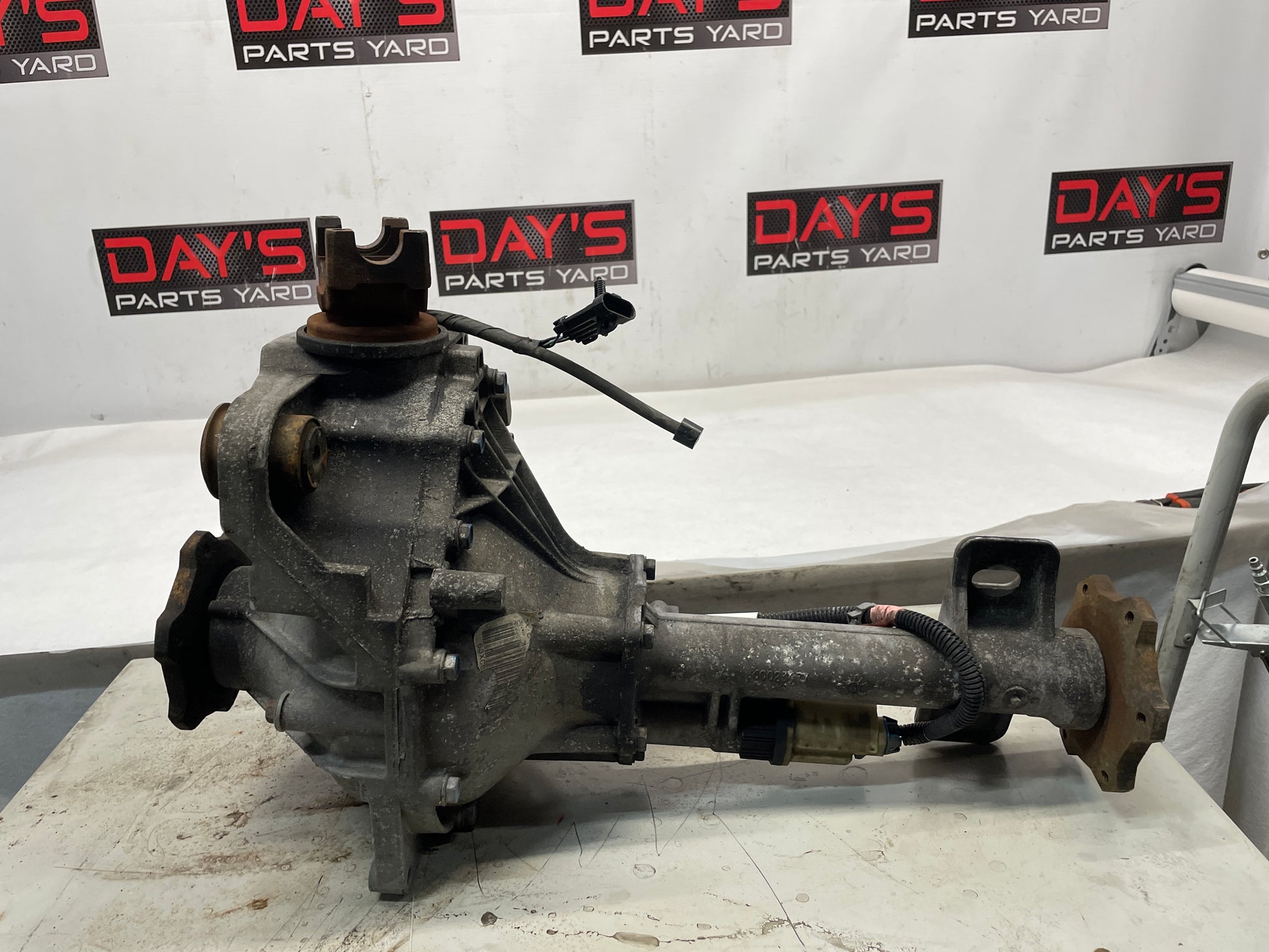 2004 GMC Sierra K1500 Front Axle Carrier Differential Assembly GT4 3.73 OEM - Day's Parts Yard