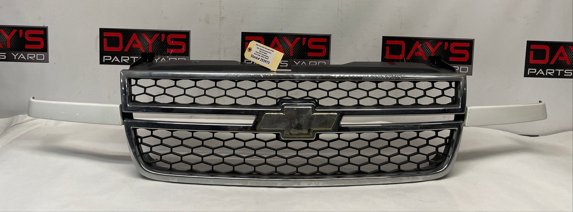 2006 Chevy Silverado C2500 Front Grille OEM - Day's Parts Yard