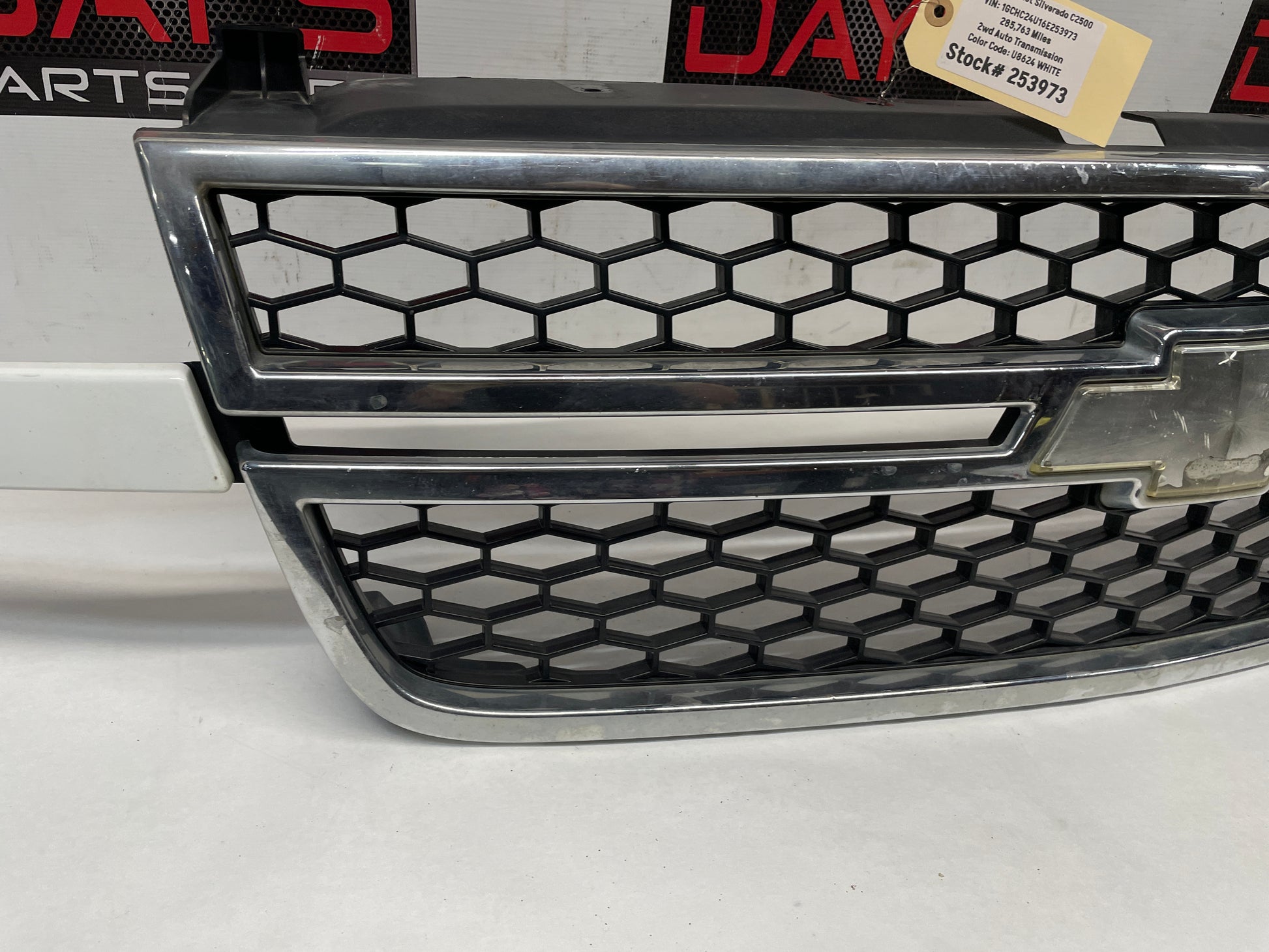 2006 Chevy Silverado C2500 Front Grille OEM - Day's Parts Yard