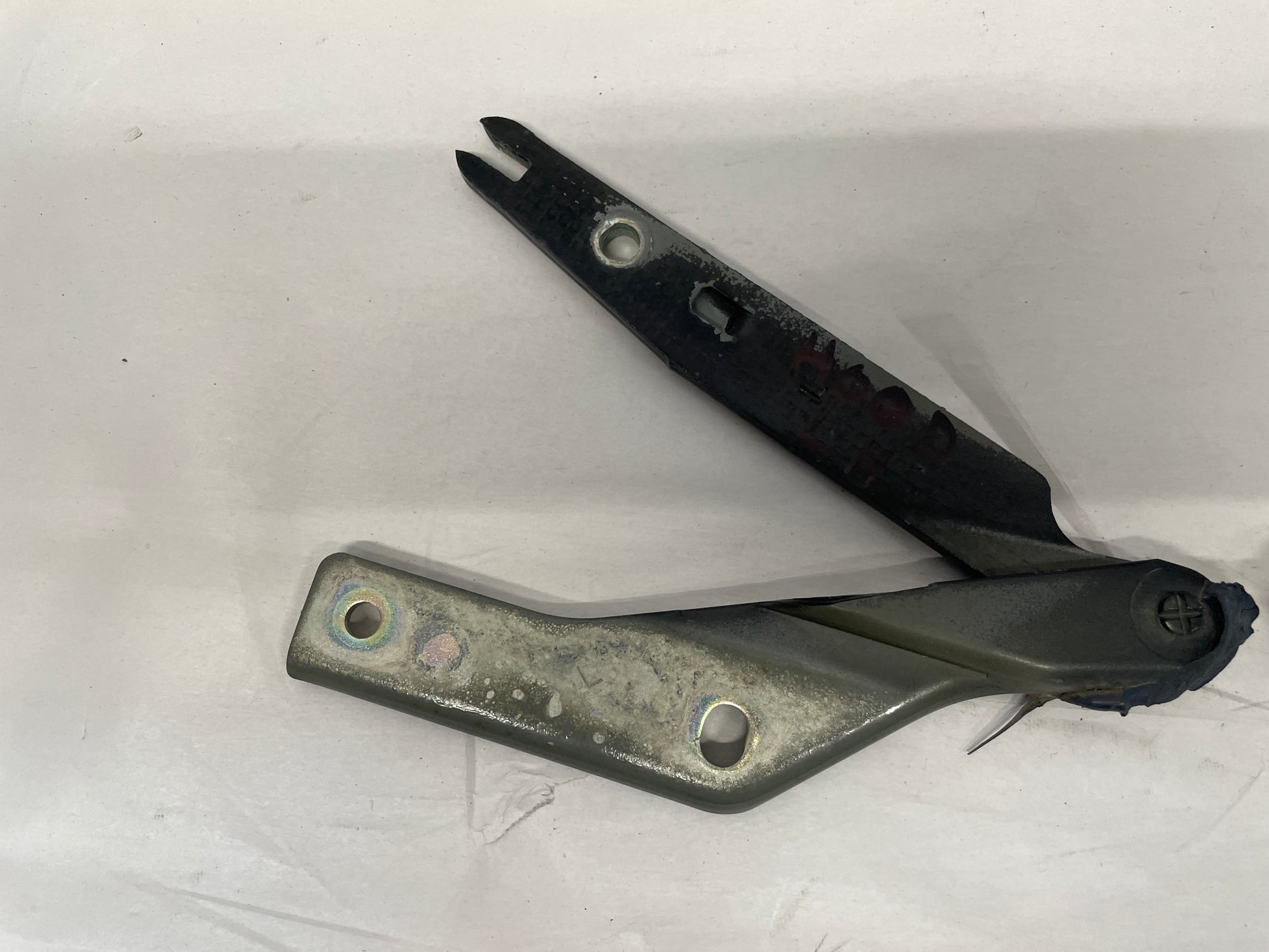 2005 Pontiac GTO RH & LH Hood Hinges OEM - Day's Parts Yard