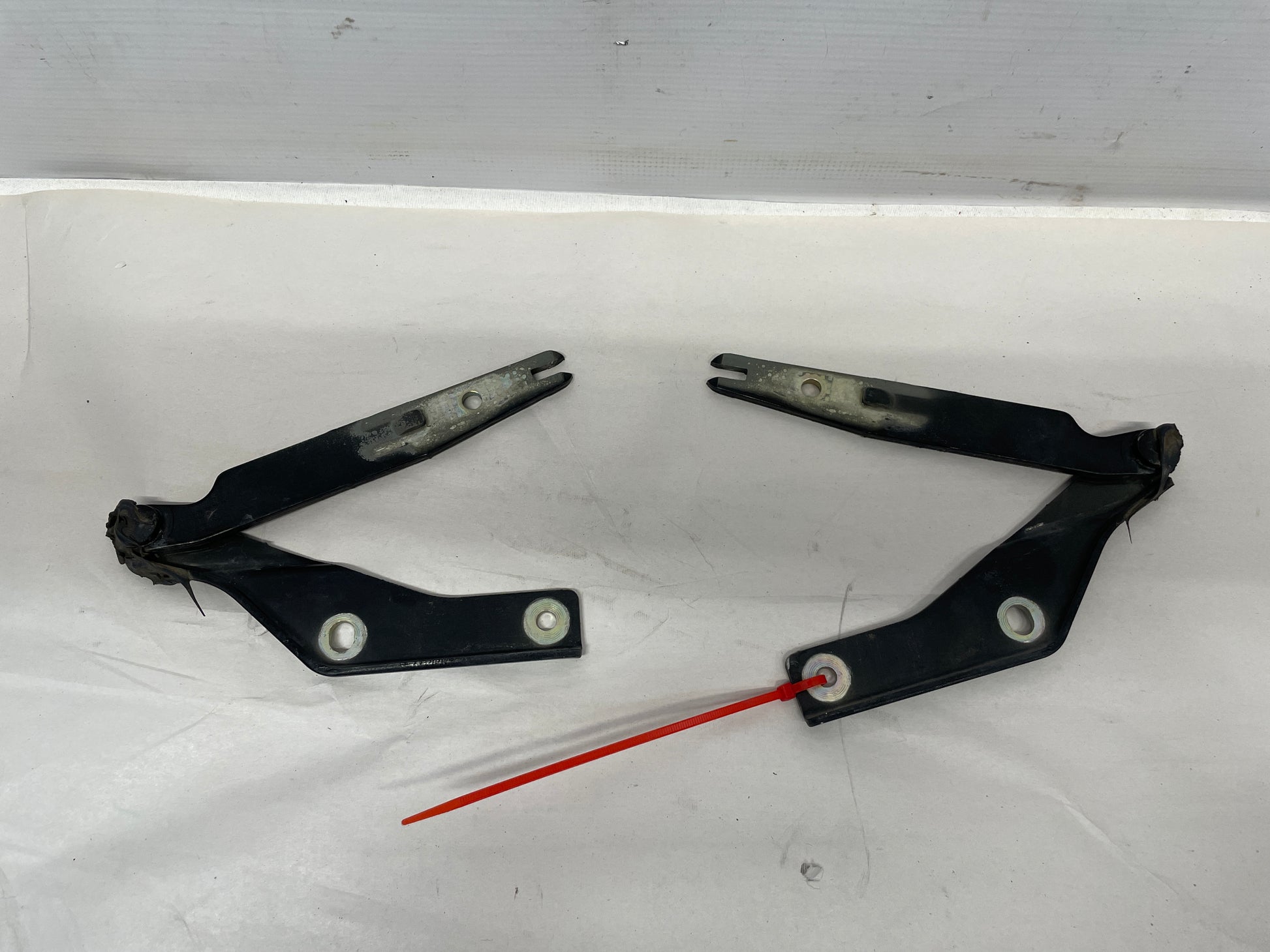 2005 Pontiac GTO RH & LH Hood Hinges OEM - Day's Parts Yard