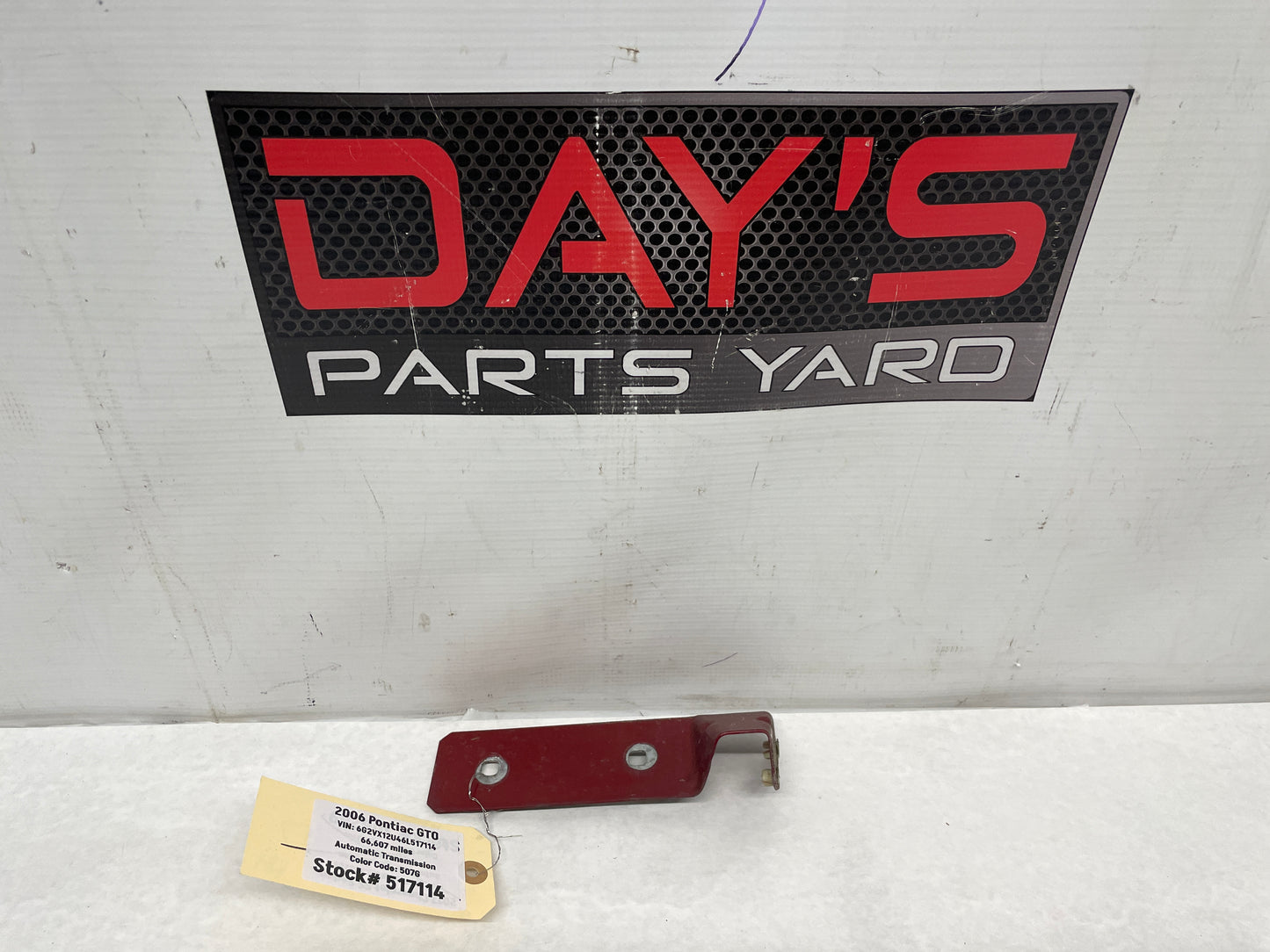 2006 Pontiac GTO RH Passenger Fender Side Skirt Rocker Molding Support Bracket OEM