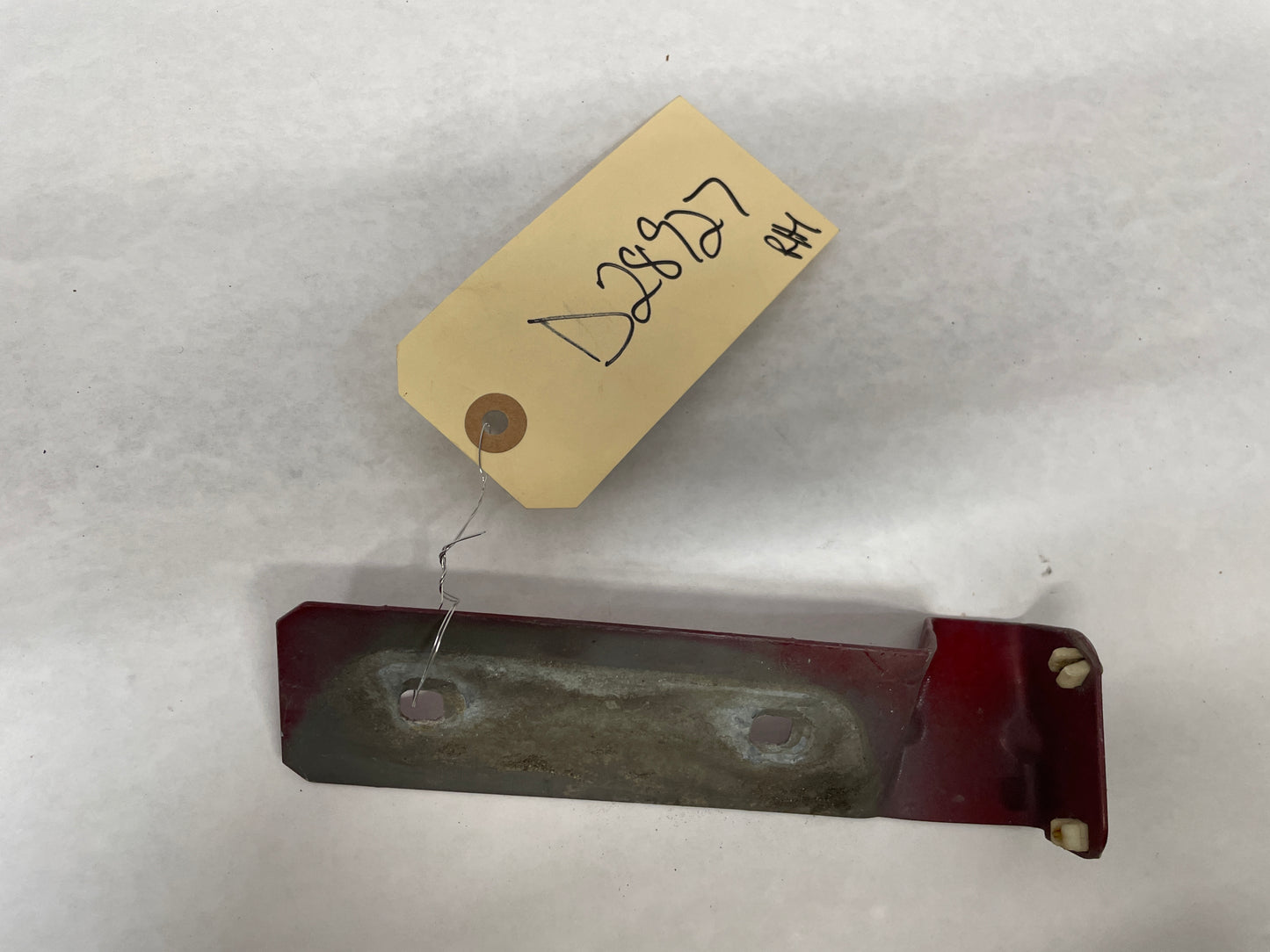 2006 Pontiac GTO RH Passenger Fender Side Skirt Rocker Molding Support Bracket OEM