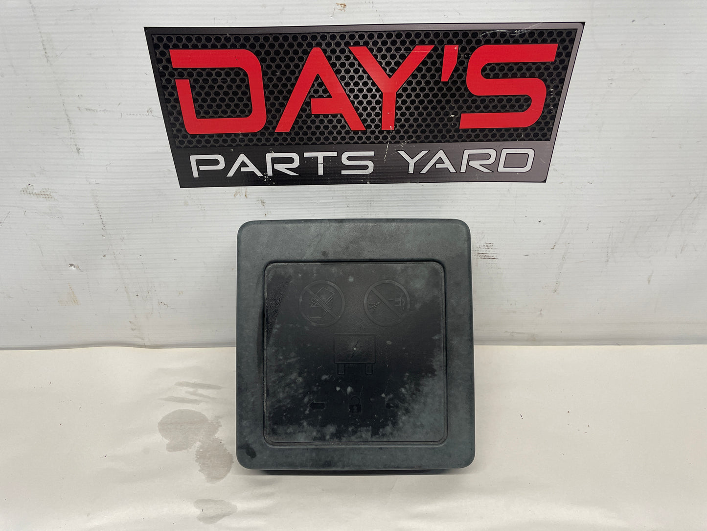 2014 Chevy SS Sedan Engine Bay Fuse Box Relay Cover Lid OEM - Day's Parts Yard