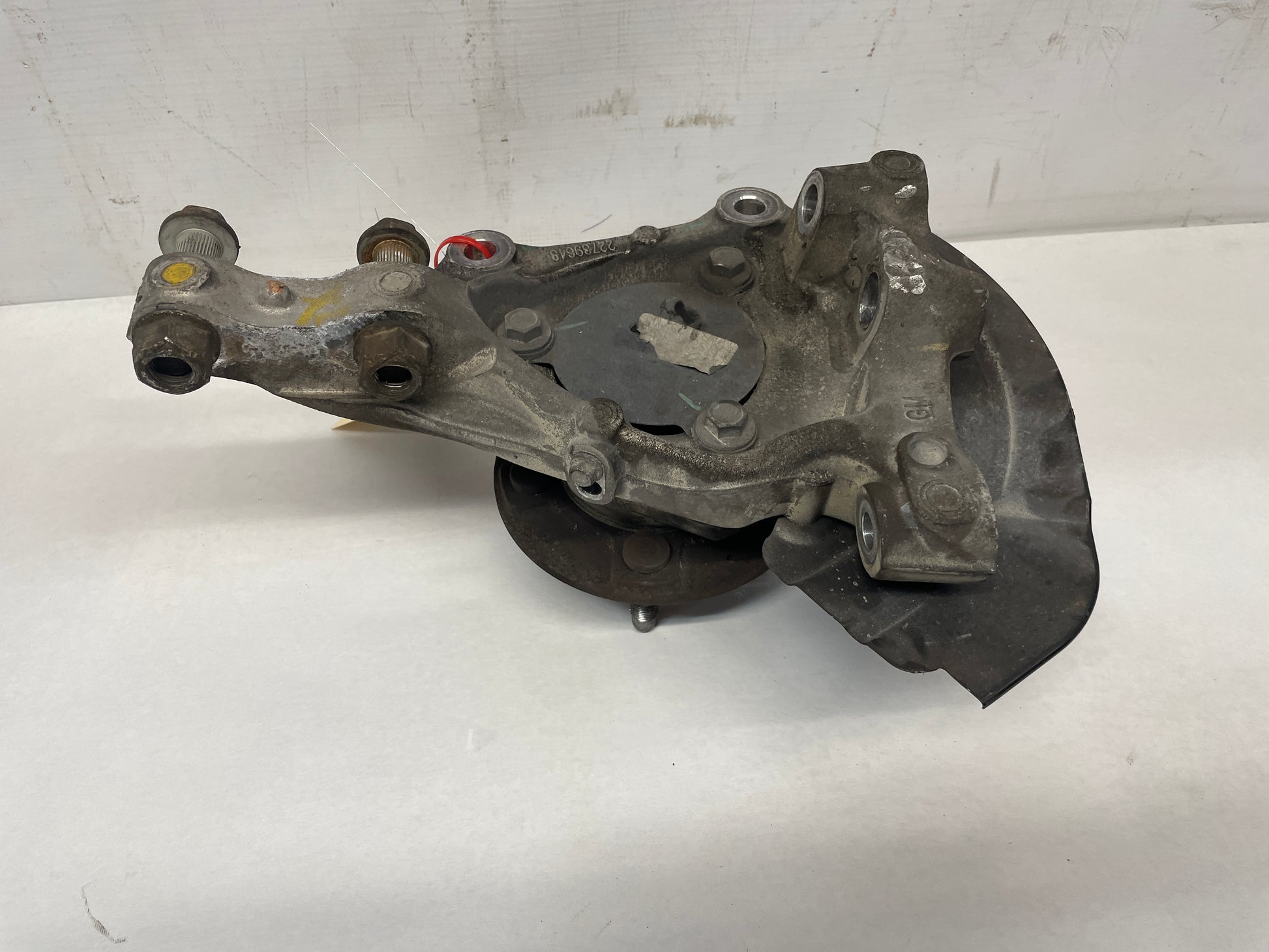 2016 Cadillac ATS-V Front RH Passenger Spindle Knuckle Hub OEM - Day's Parts Yard