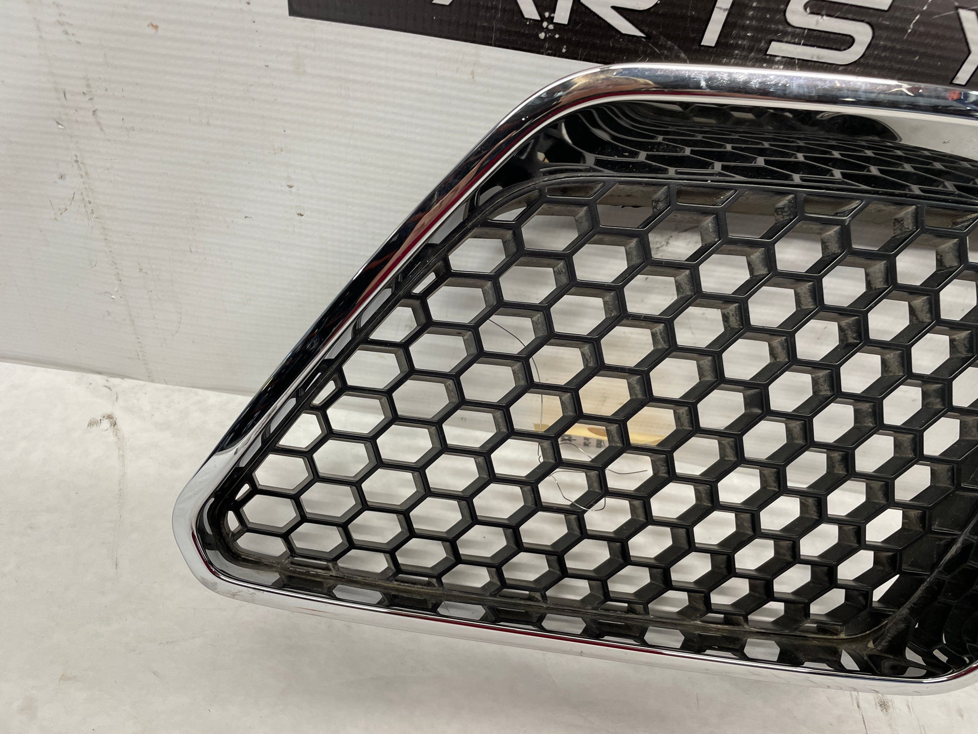 2009 Pontiac G8 LH Driver Front Bumper Upper Kidney Grilles Inserts OEM - Day's Parts Yard