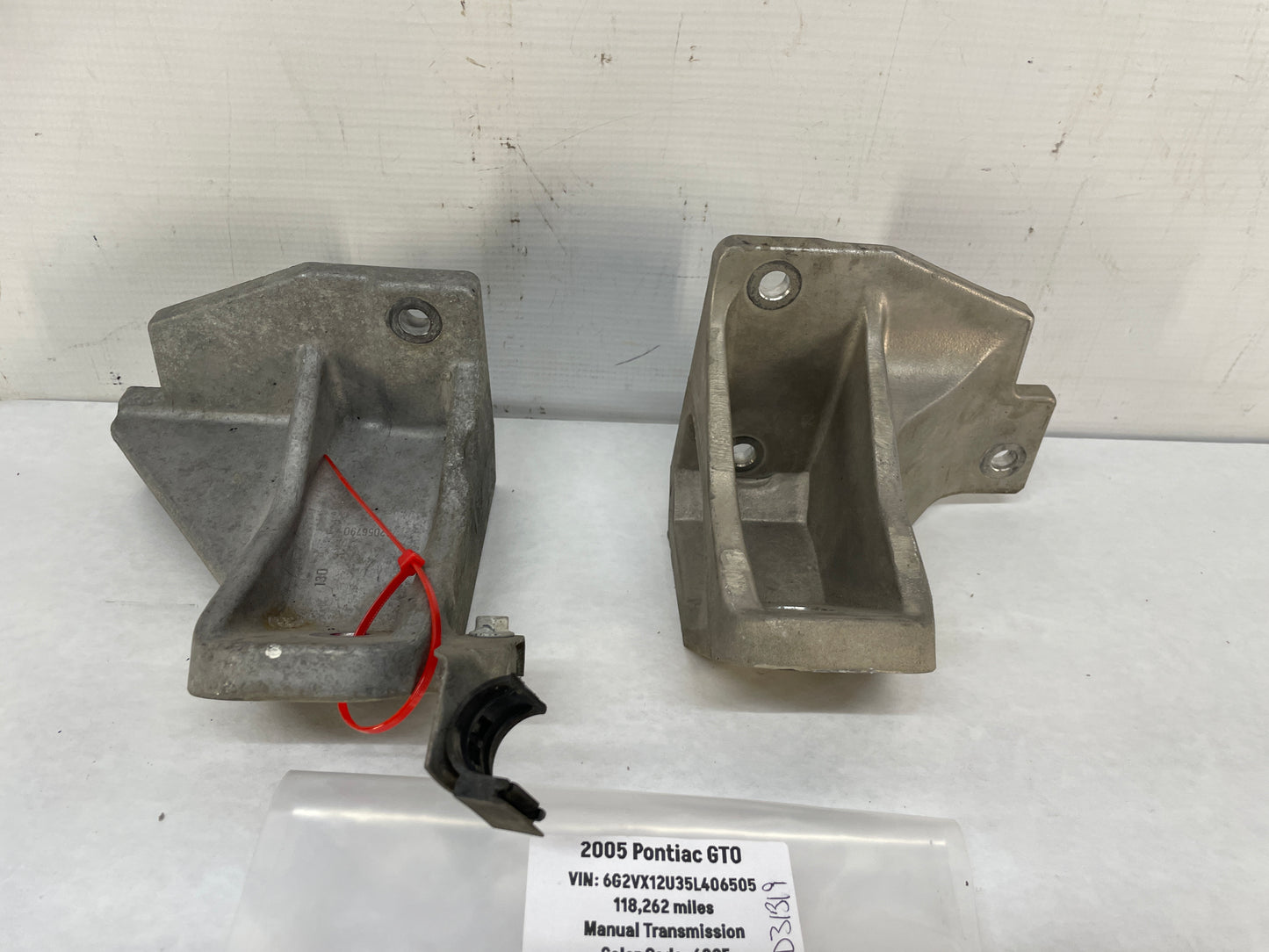2005 Pontiac GTO RH & LH Engine Motor Mount Bracket Stands OEM - Day's Parts Yard