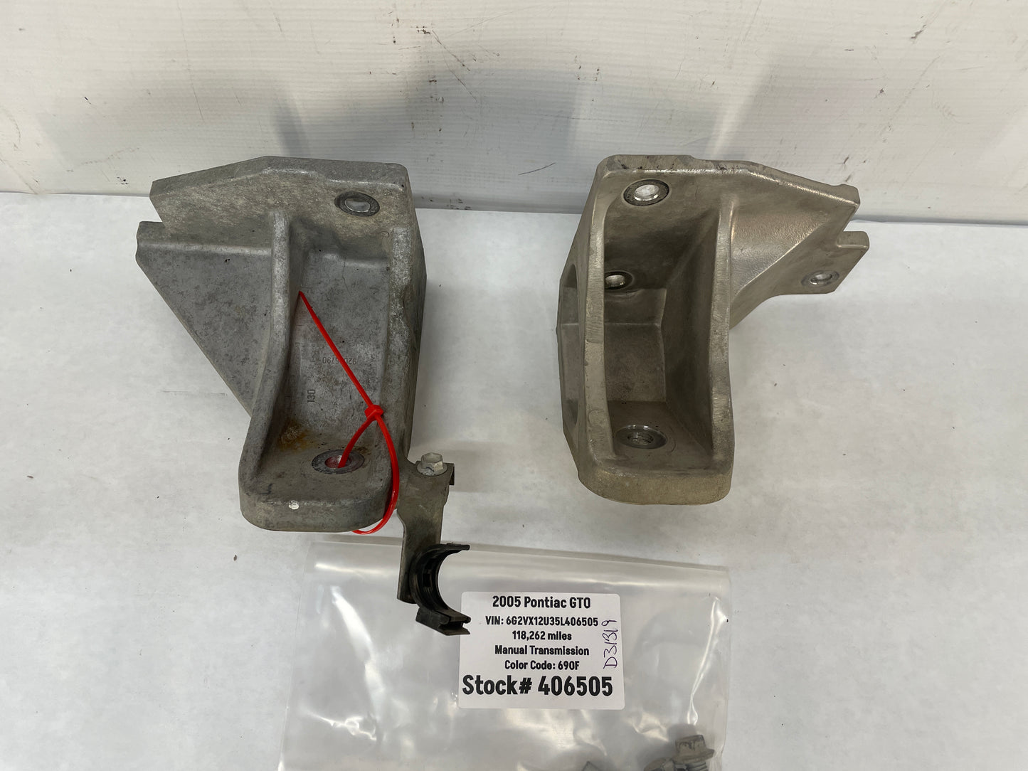 2005 Pontiac GTO RH & LH Engine Motor Mount Bracket Stands OEM - Day's Parts Yard