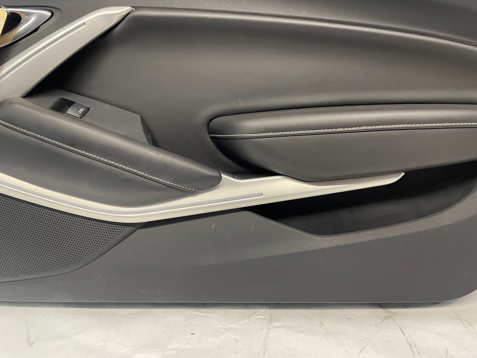 2018 Chevy Camaro SS RH Passenger Front Door Panel OEM - Day's Parts Yard