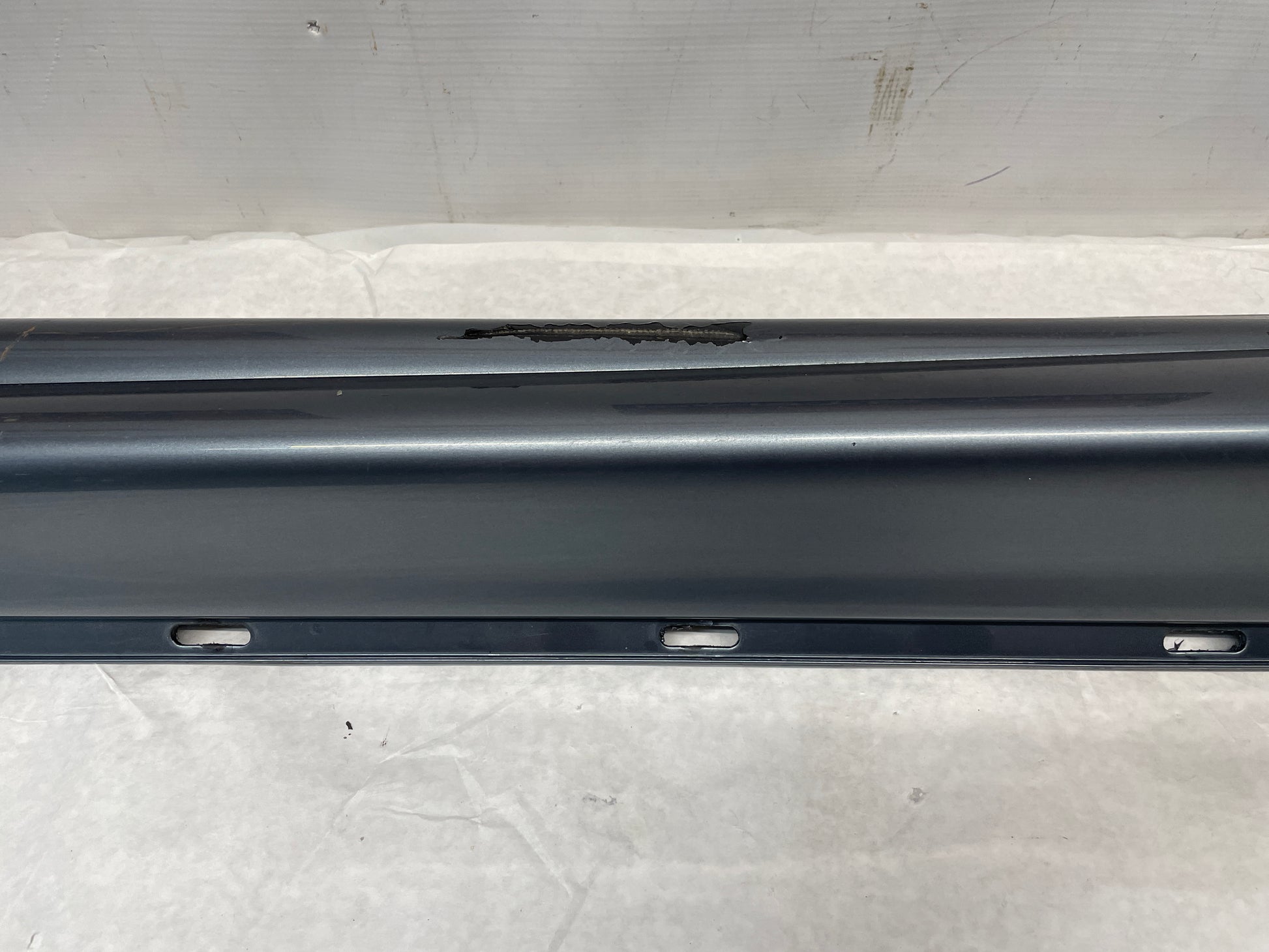 2005 Pontiac GTO LH Driver Rocker Molding Side Skirt Trim Panel OEM - Day's Parts Yard