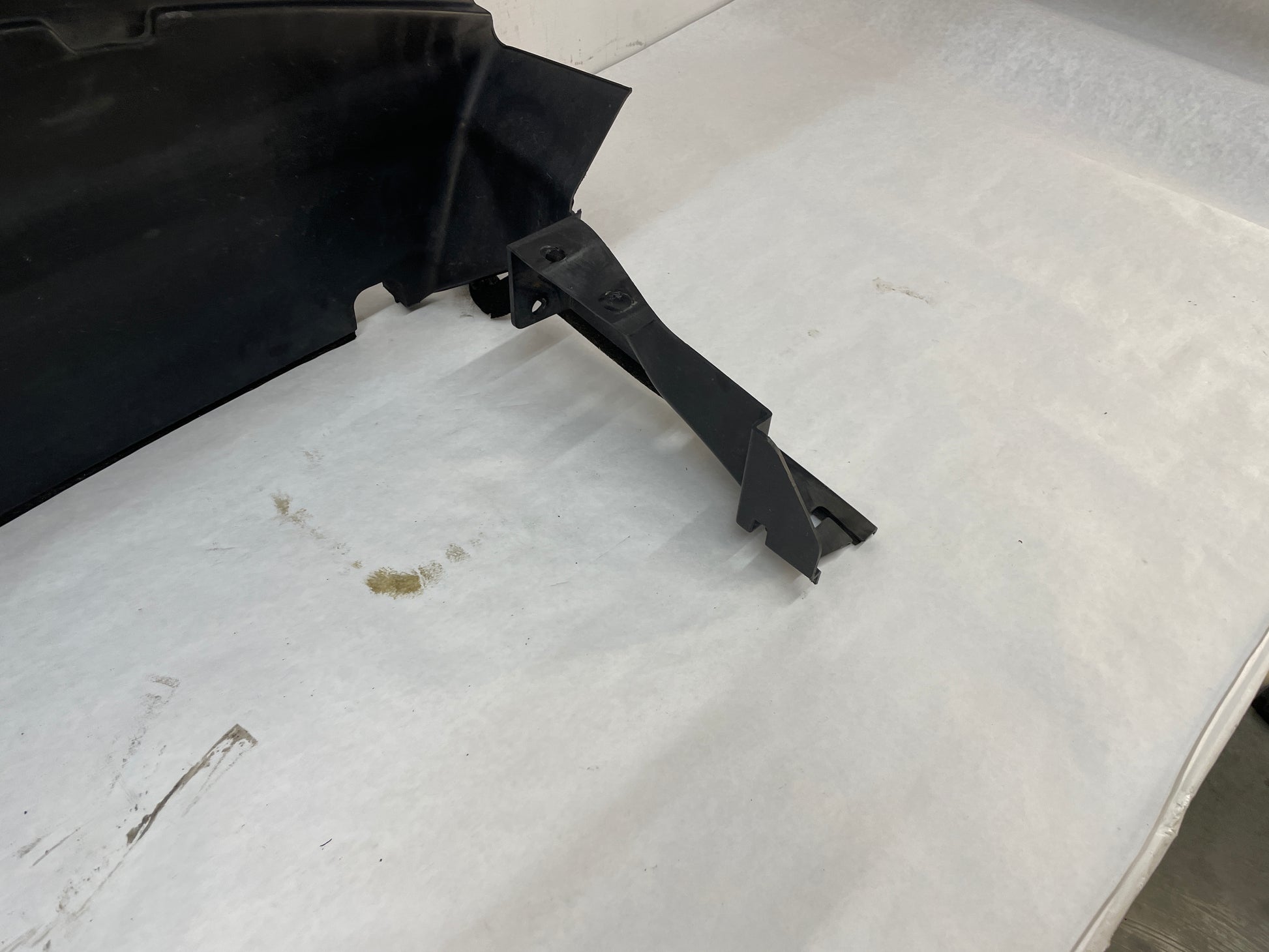 2009 Pontiac G8 Radiator Air Inlet Duct Shroud OEM - Day's Parts Yard