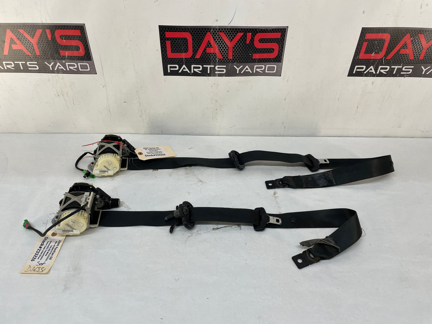2009 Pontiac G8 RH & LH Front Seat Belts Retractors OEM - Day's Parts Yard