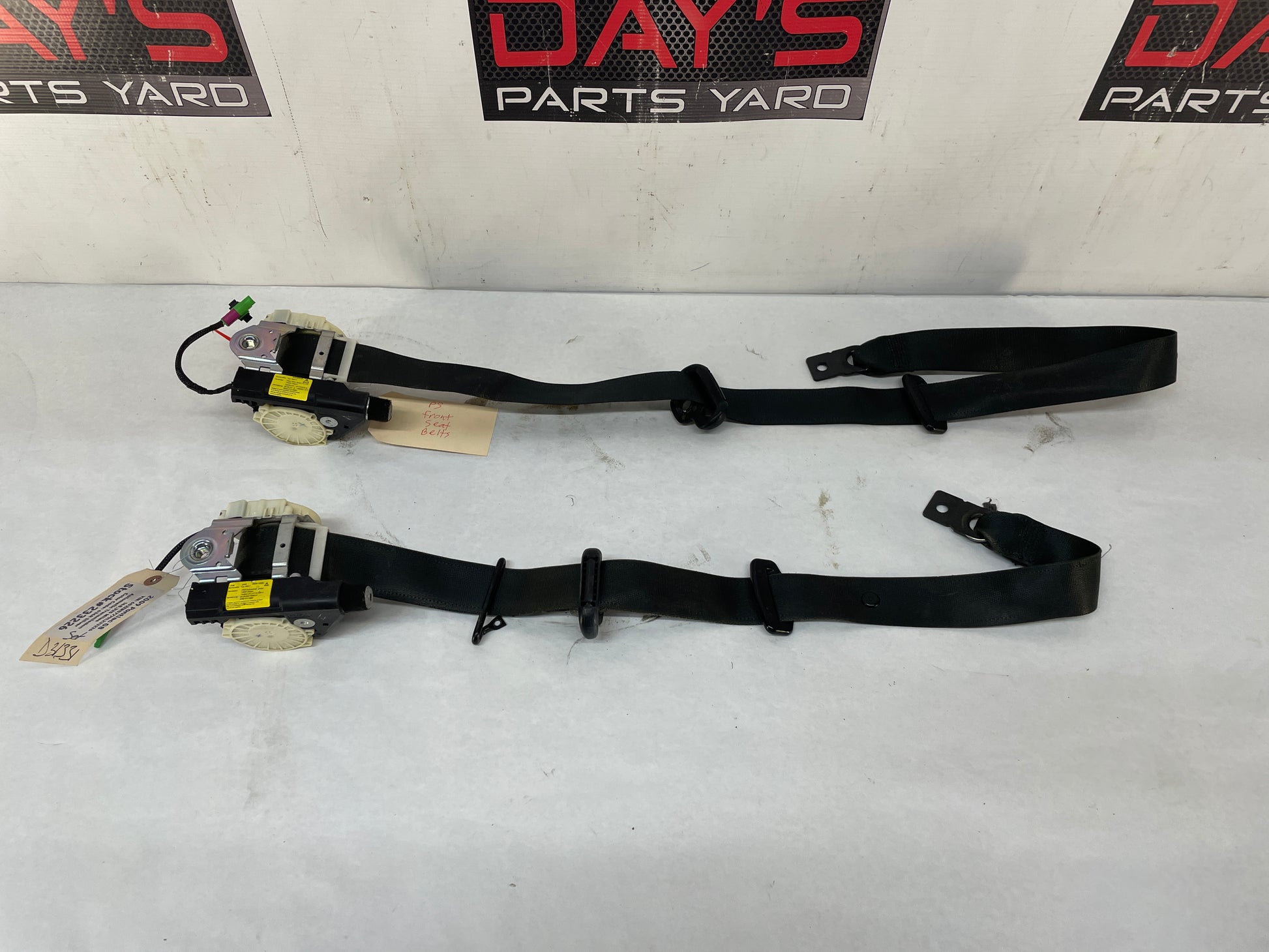 2009 Pontiac G8 RH & LH Front Seat Belts Retractors OEM - Day's Parts Yard