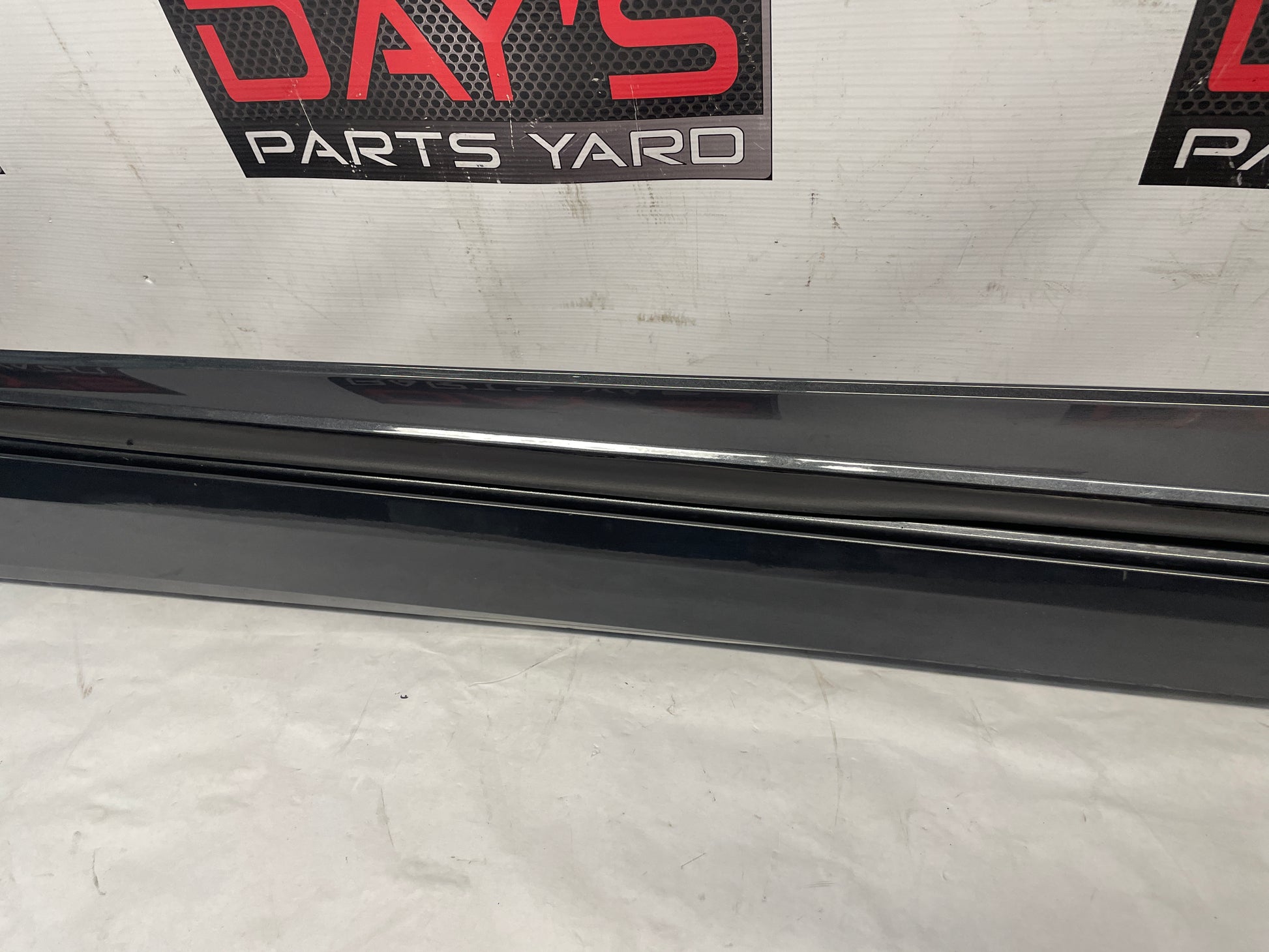 2018 Chevy Camaro SS RH Passenger Rocker Molding Panel OEM - Day's Parts Yard