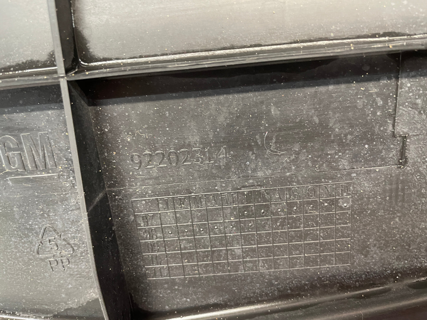 2009 Pontiac G8 Radiator Air Inlet Shroud OEM - Day's Parts Yard