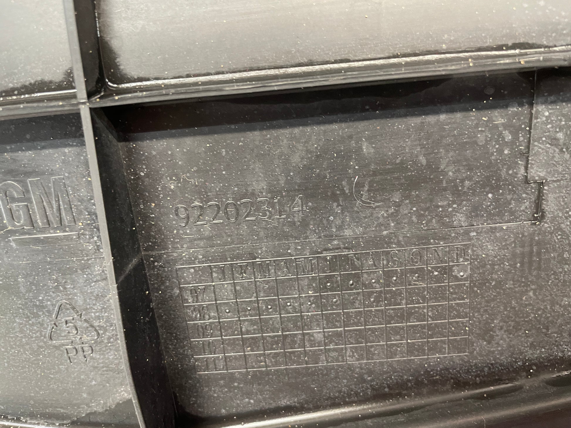 2009 Pontiac G8 Radiator Air Inlet Shroud OEM - Day's Parts Yard