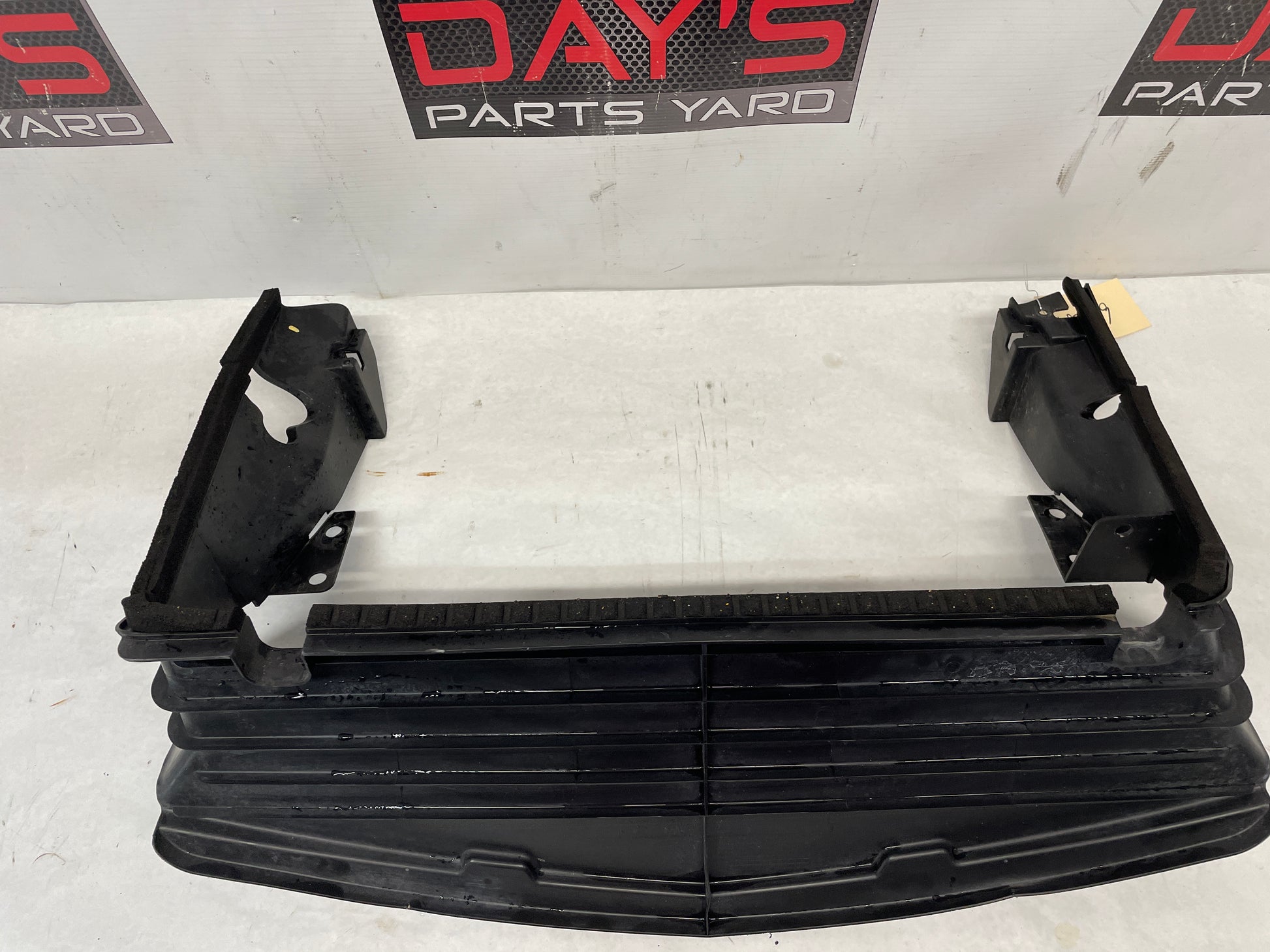 2009 Pontiac G8 Radiator Air Inlet Shroud OEM - Day's Parts Yard