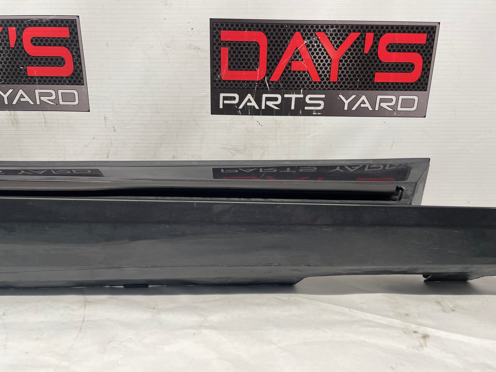 2018 Chevy Camaro SS RH Passenger Rocker Molding Panel OEM - Day's Parts Yard