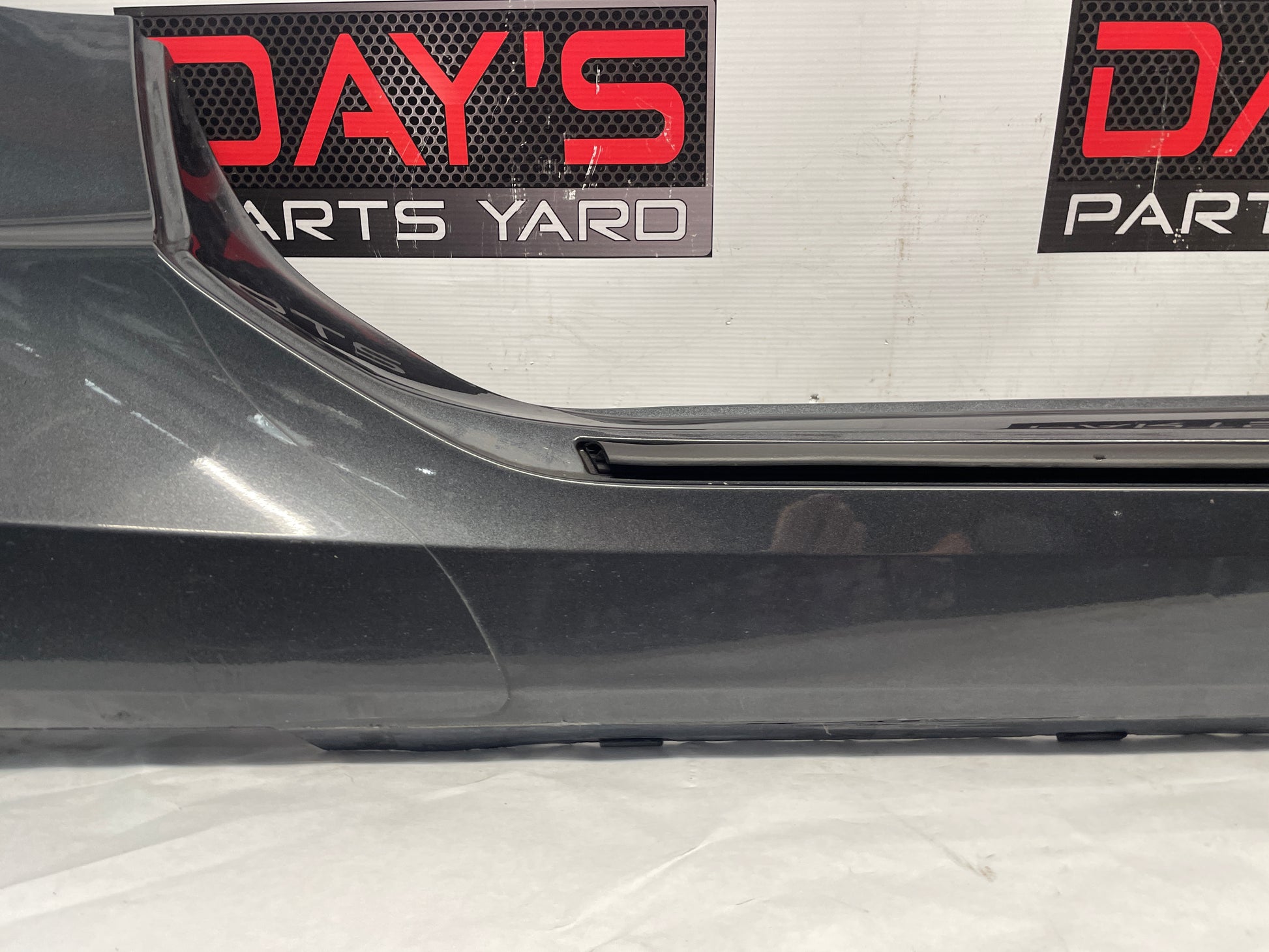 2018 Chevy Camaro SS RH Passenger Rocker Molding Panel OEM - Day's Parts Yard