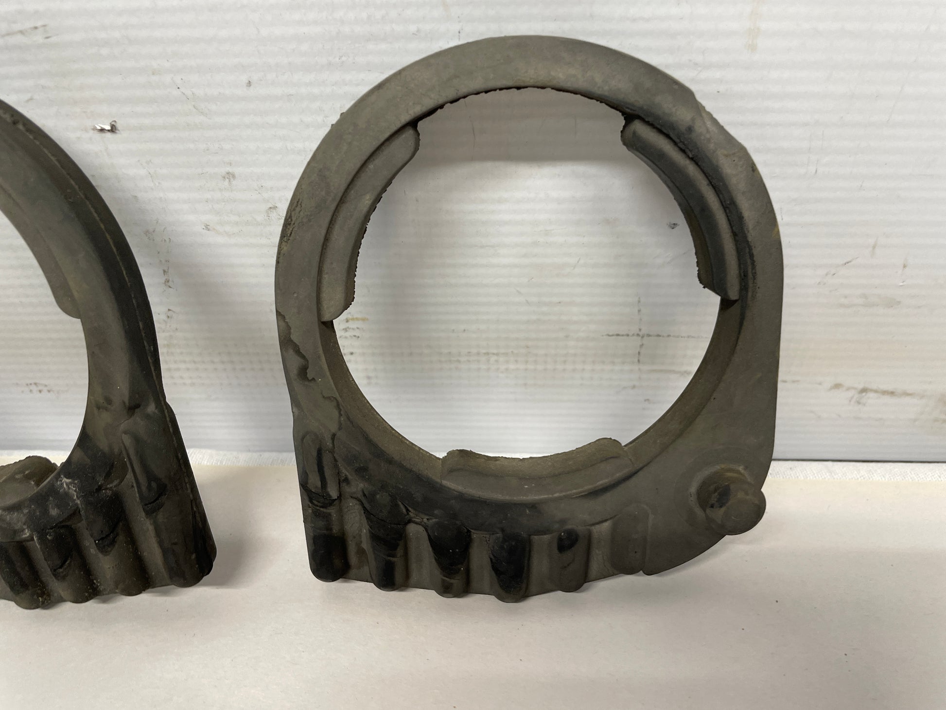 2009 Pontiac G8 GT Rear Cradle Rubber Isolators Set OEM - Day's Parts Yard