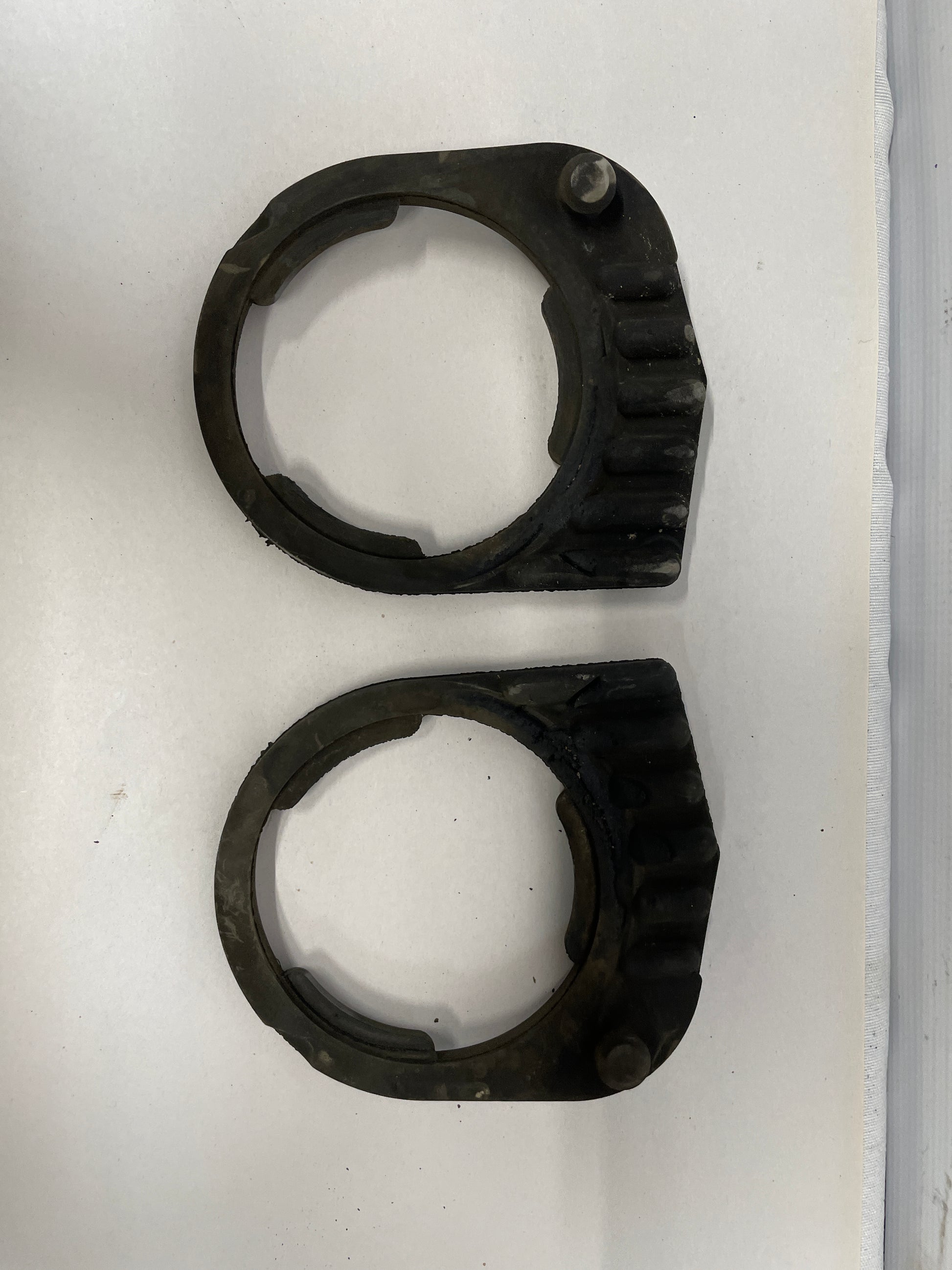 2009 Pontiac G8 GT Rear Cradle Rubber Isolators Set OEM - Day's Parts Yard