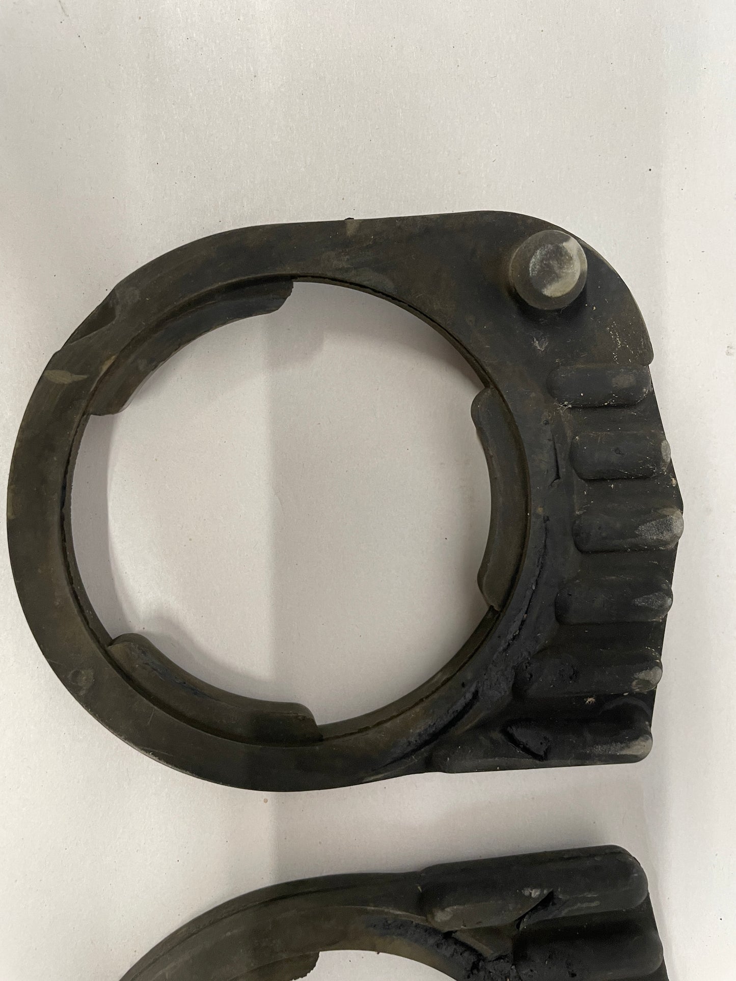 2009 Pontiac G8 GT Rear Cradle Rubber Isolators Set OEM - Day's Parts Yard