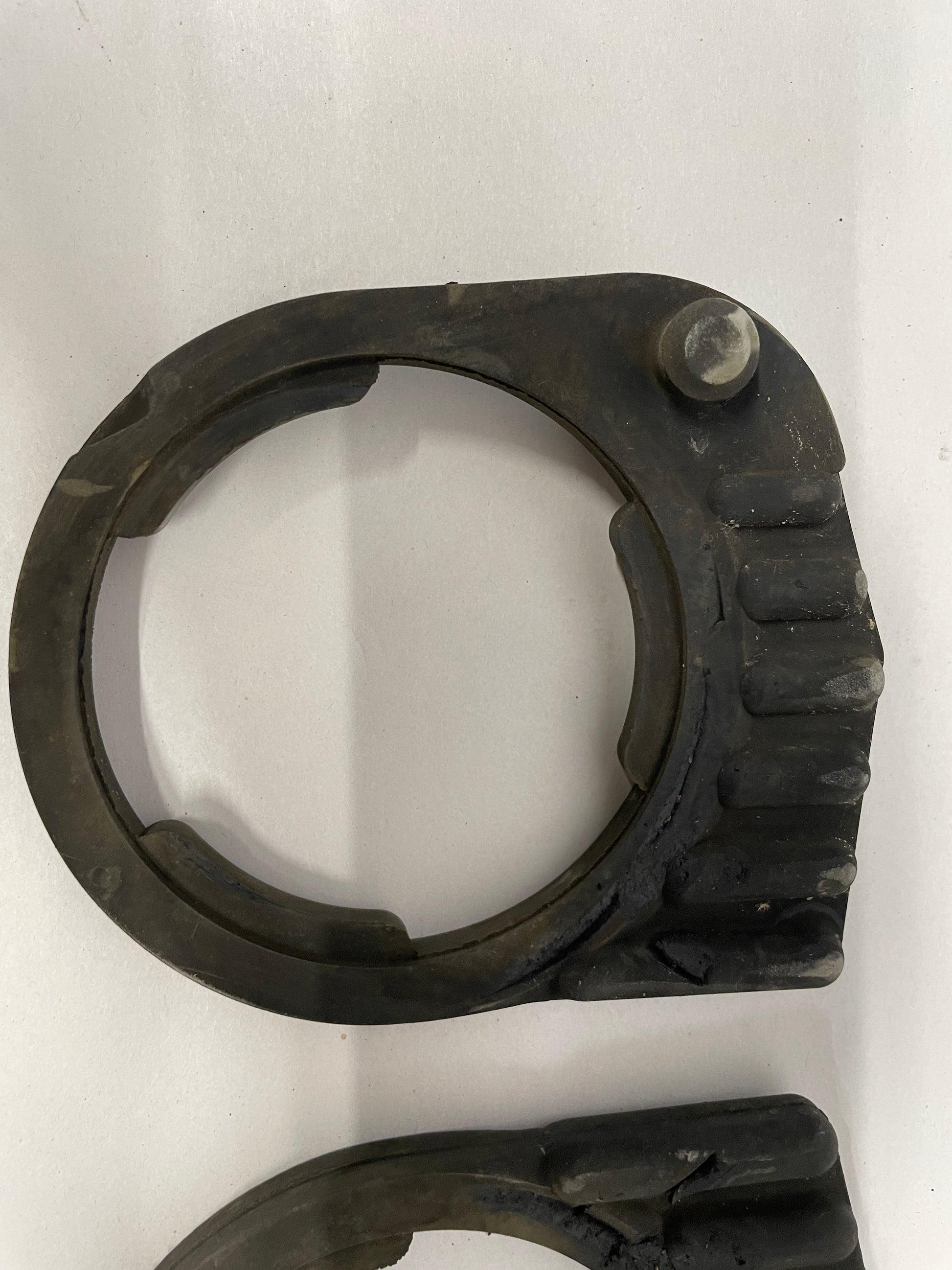 2009 Pontiac G8 GT Rear Cradle Rubber Isolators Set OEM - Day's Parts Yard
