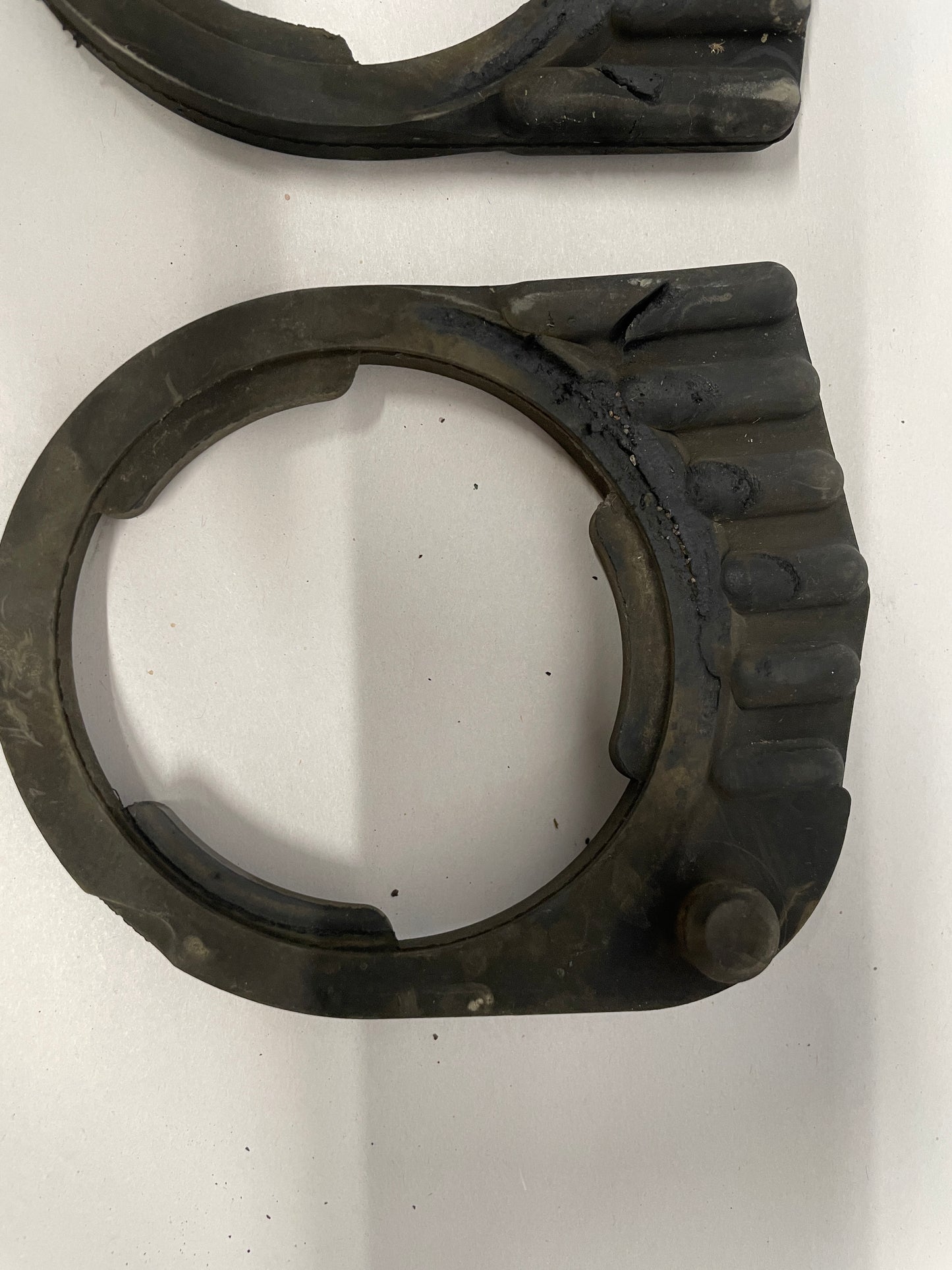 2009 Pontiac G8 GT Rear Cradle Rubber Isolators Set OEM - Day's Parts Yard