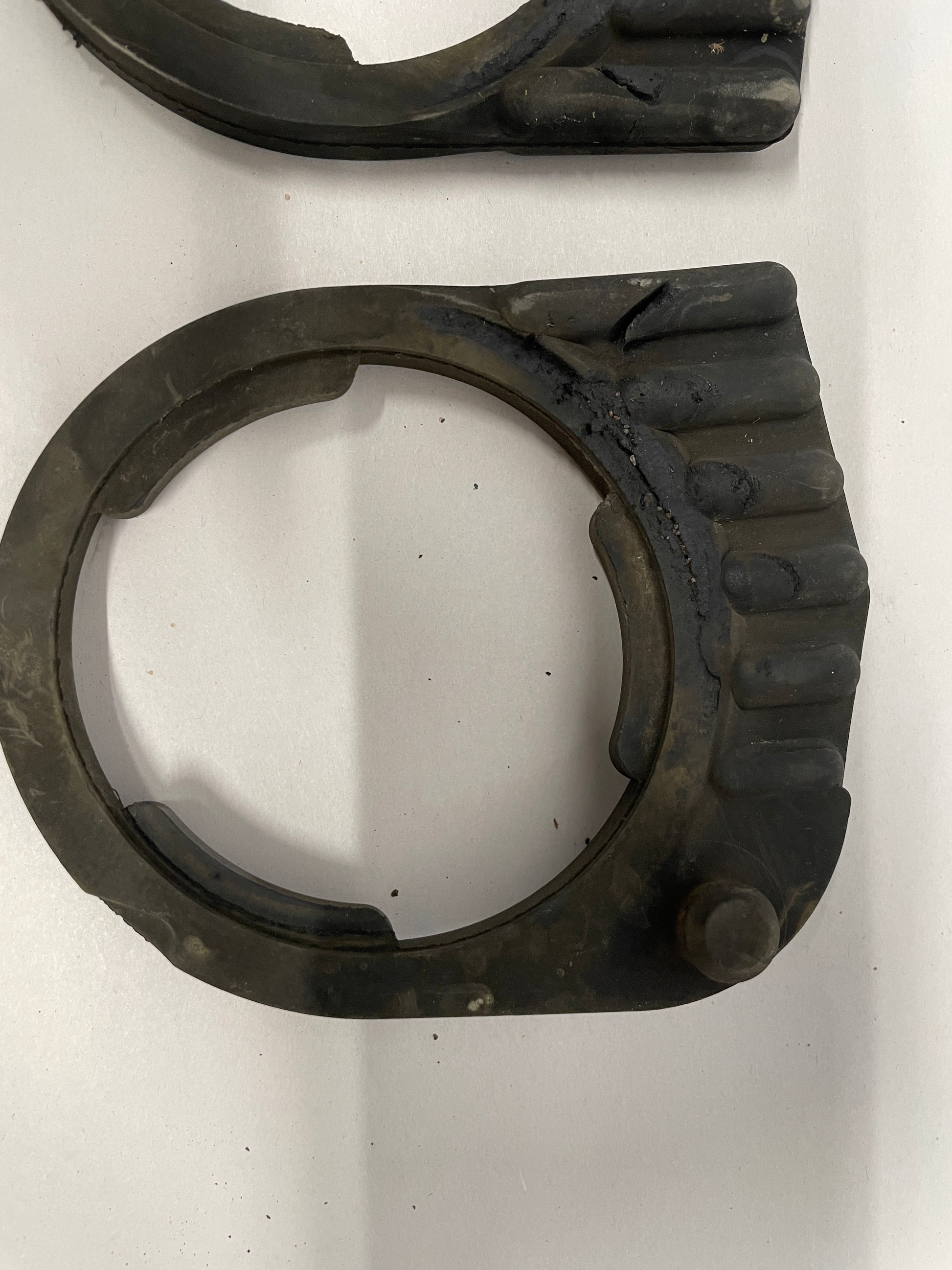 2009 Pontiac G8 GT Rear Cradle Rubber Isolators Set OEM - Day's Parts Yard