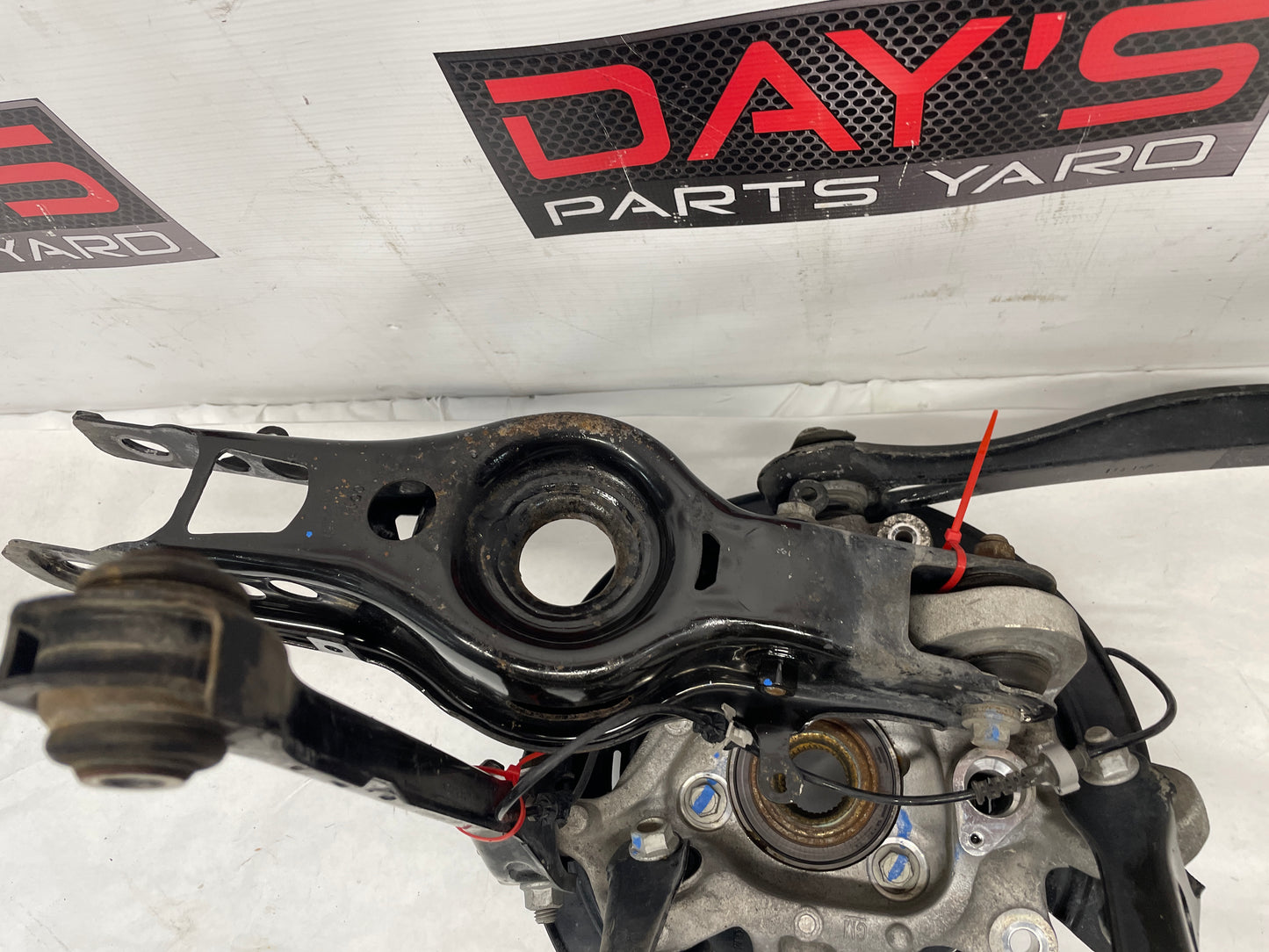 2018 Chevy Camaro SS RH Passenger Rear Suspension Spindle Knuckle Hub Control Arms OEM - Day's Parts Yard