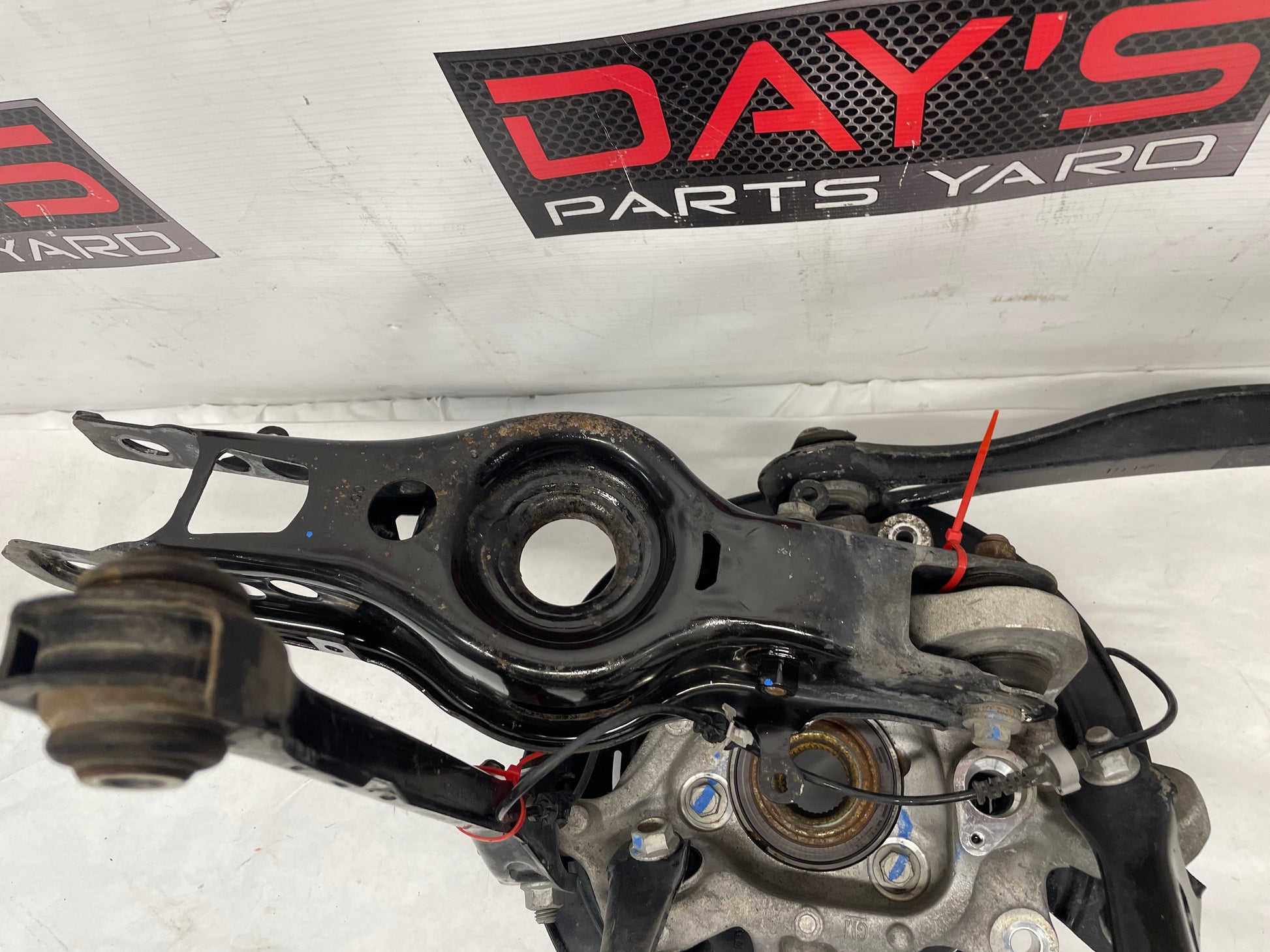 2018 Chevy Camaro SS RH Passenger Rear Suspension Spindle Knuckle Hub Control Arms OEM - Day's Parts Yard