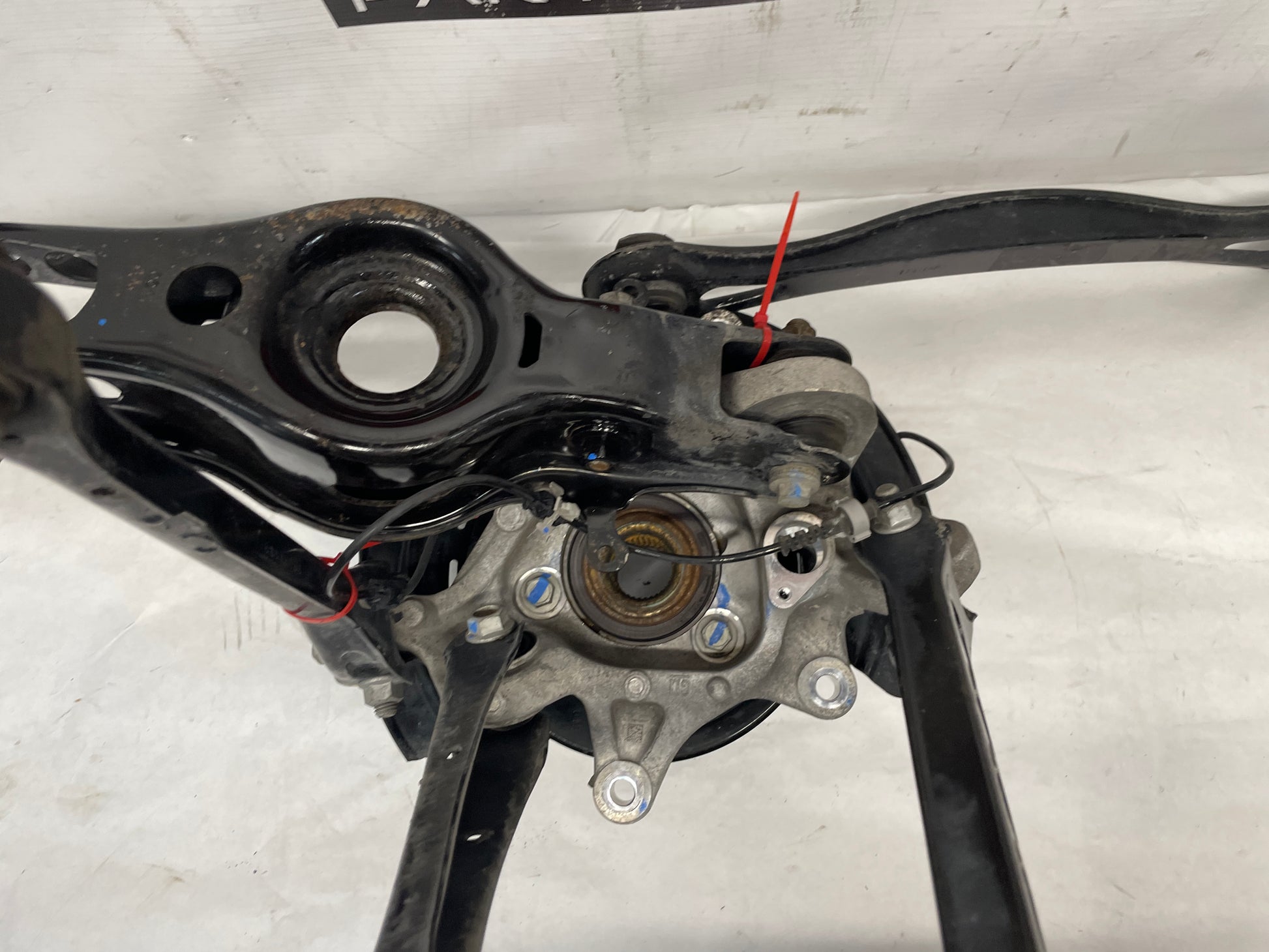 2018 Chevy Camaro SS RH Passenger Rear Suspension Spindle Knuckle Hub Control Arms OEM - Day's Parts Yard