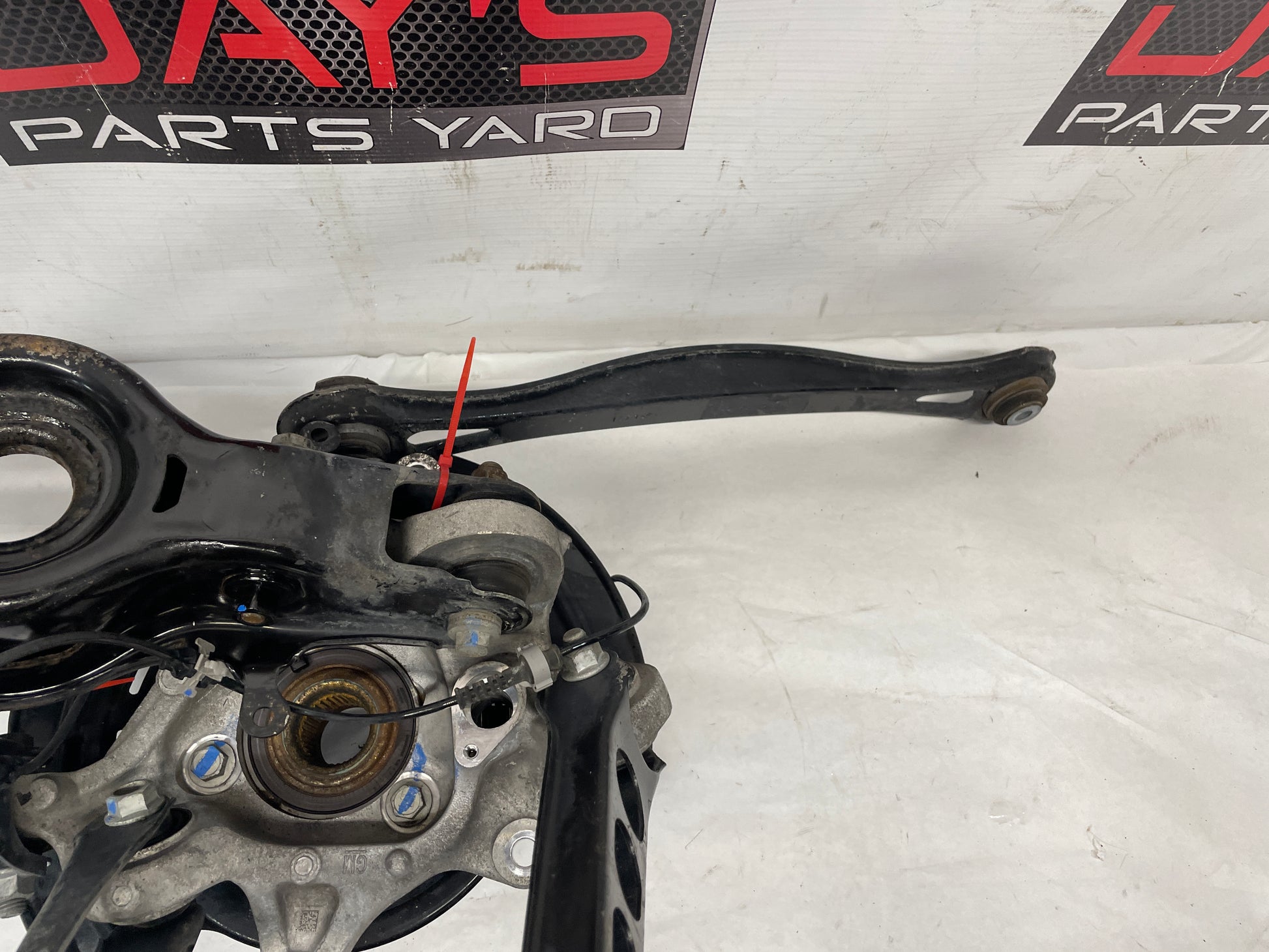 2018 Chevy Camaro SS RH Passenger Rear Suspension Spindle Knuckle Hub Control Arms OEM - Day's Parts Yard