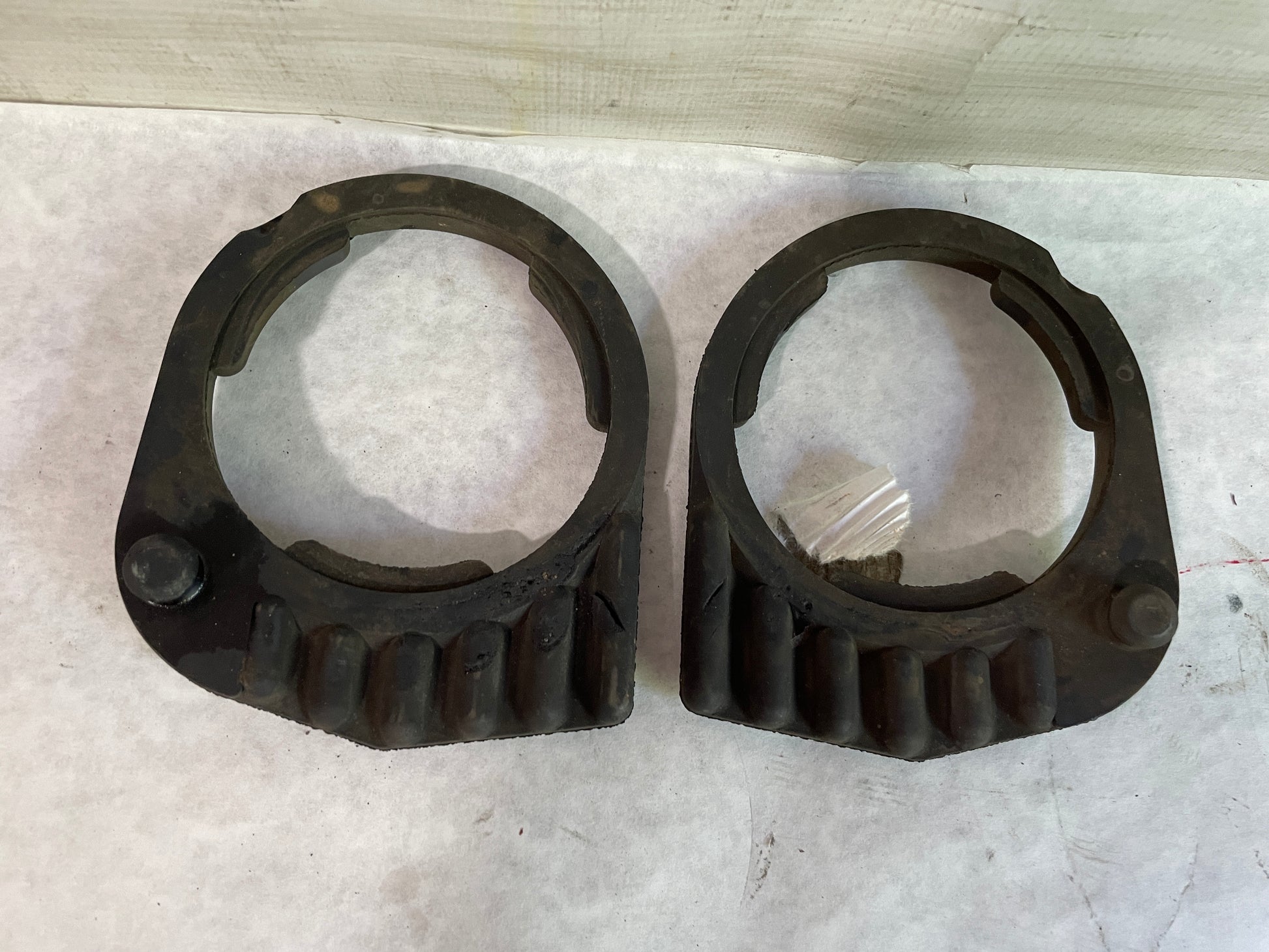 2009 Pontiac G8 GT Rear Cradle Rubber Isolators Set OEM - Day's Parts Yard