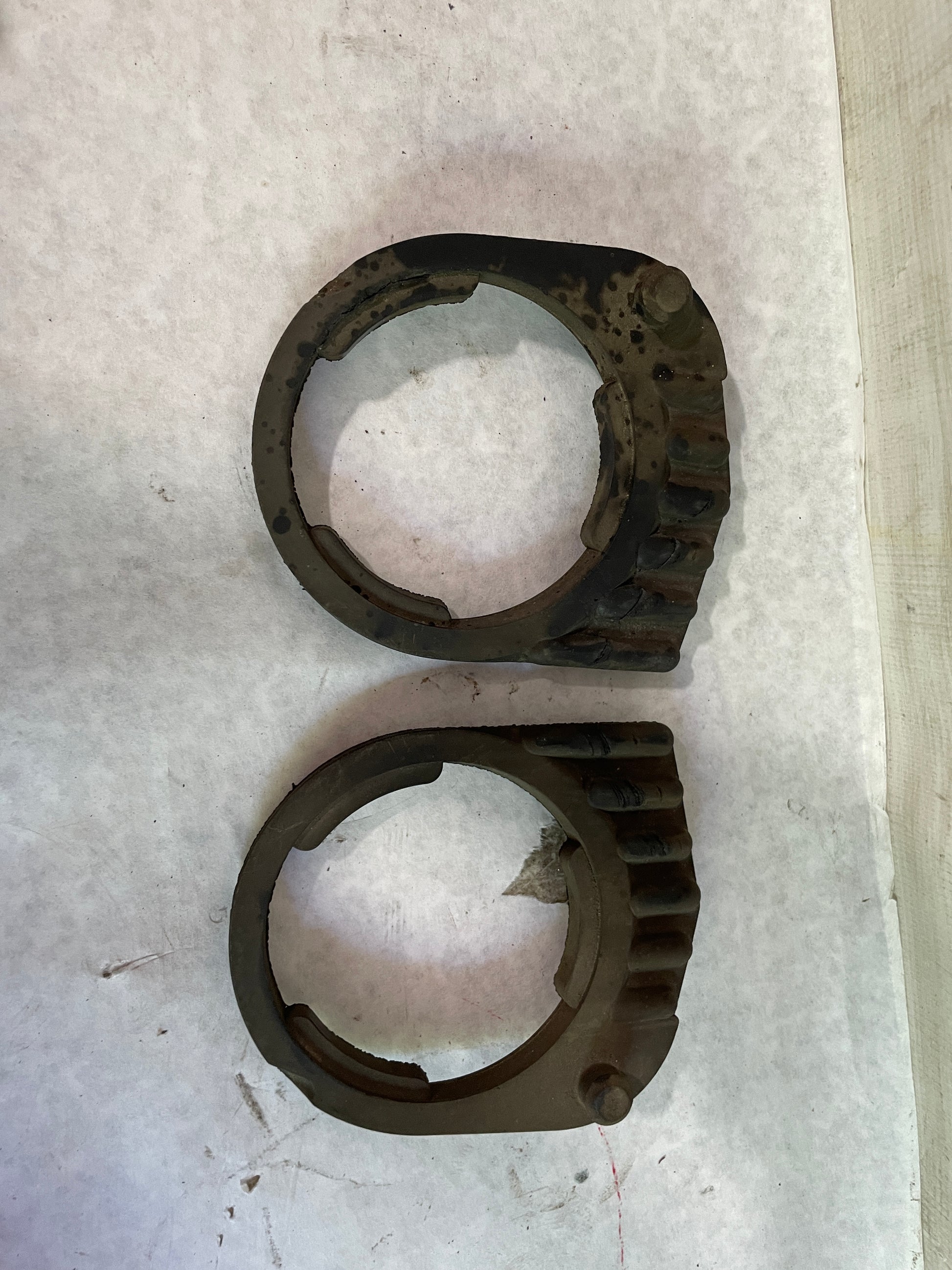 2009 Pontiac G8 GT Rear Cradle Rubber Isolators Set OEM - Day's Parts Yard