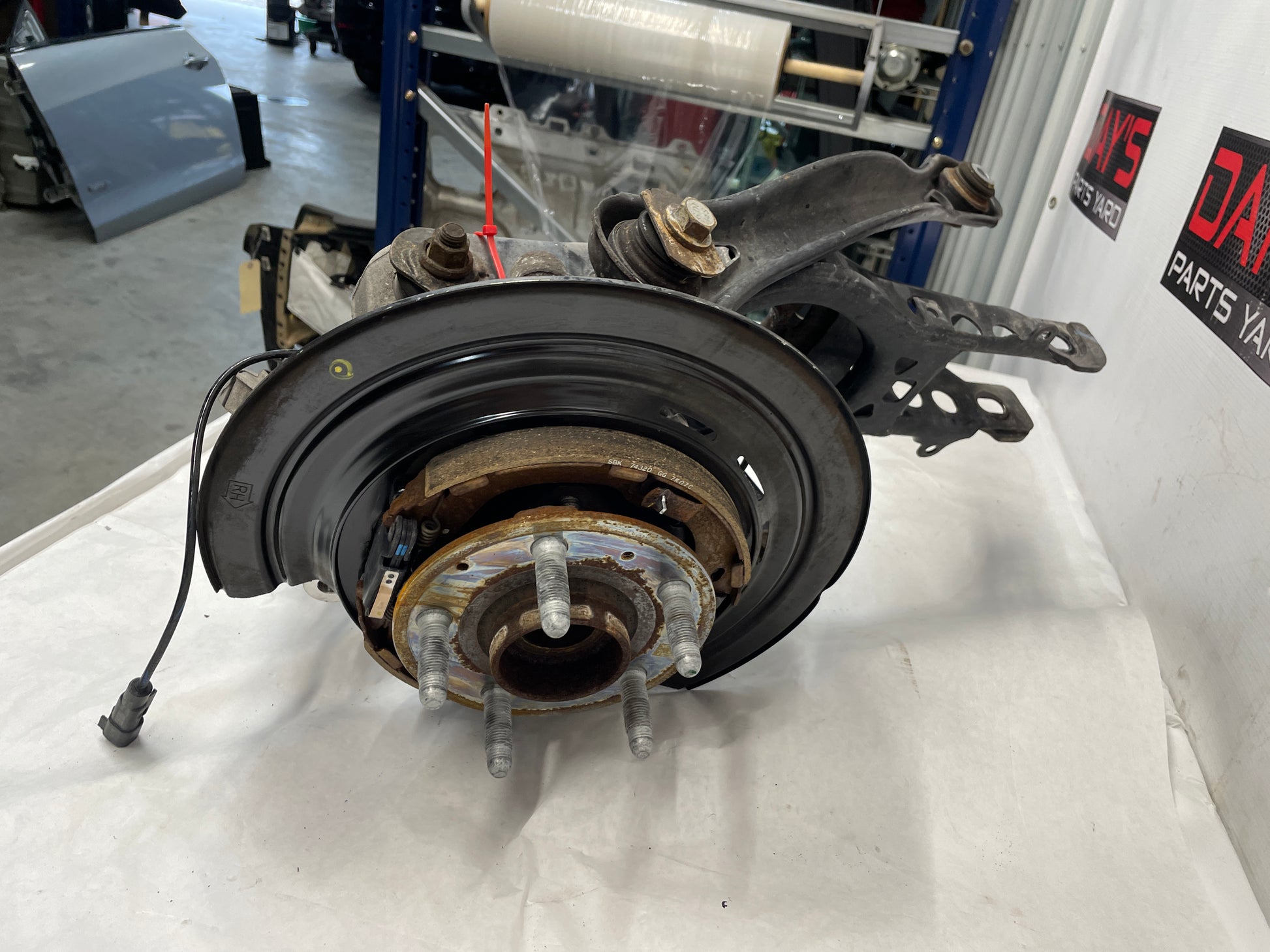 2018 Chevy Camaro SS RH Passenger Rear Suspension Spindle Knuckle Hub Control Arms OEM - Day's Parts Yard