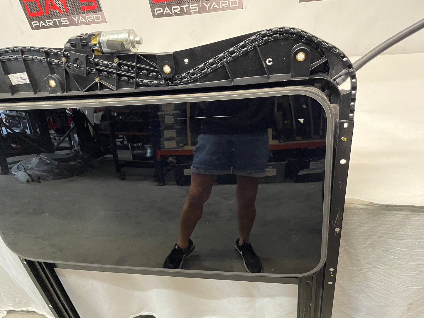 2009 Pontiac G8 Sun Moon Roof Sunroof Moonroof OEM - Day's Parts Yard