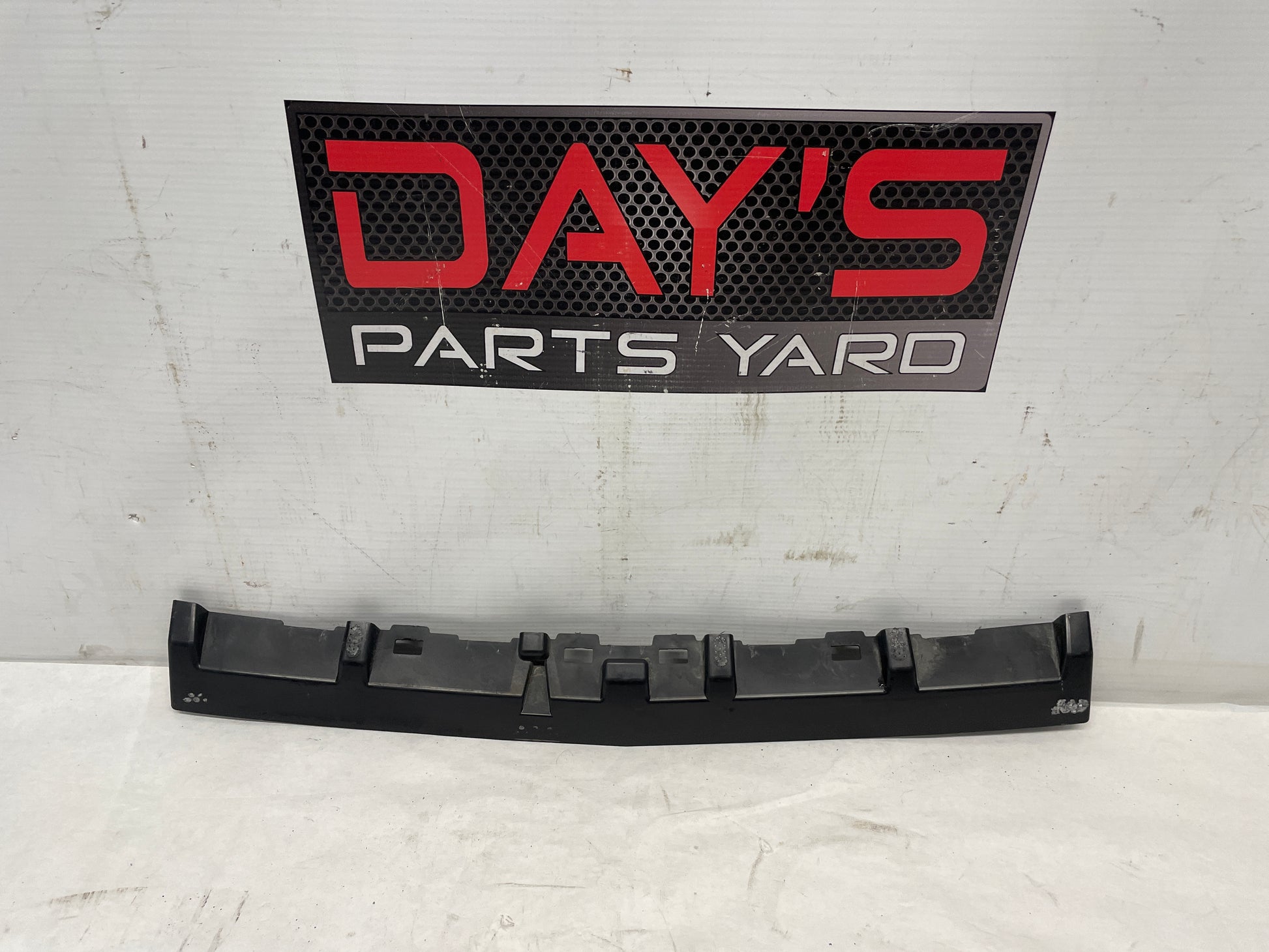 2018 Chevy Camaro SS Rear Bumper Center Upper Mounting Bracket Guide OEM - Day's Parts Yard
