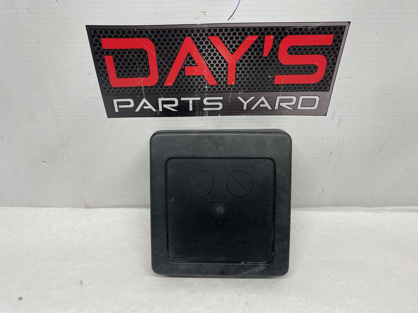 2014 Chevy SS Sedan Engine Bay Fuse Box Block Relay Cover Lid OEM
