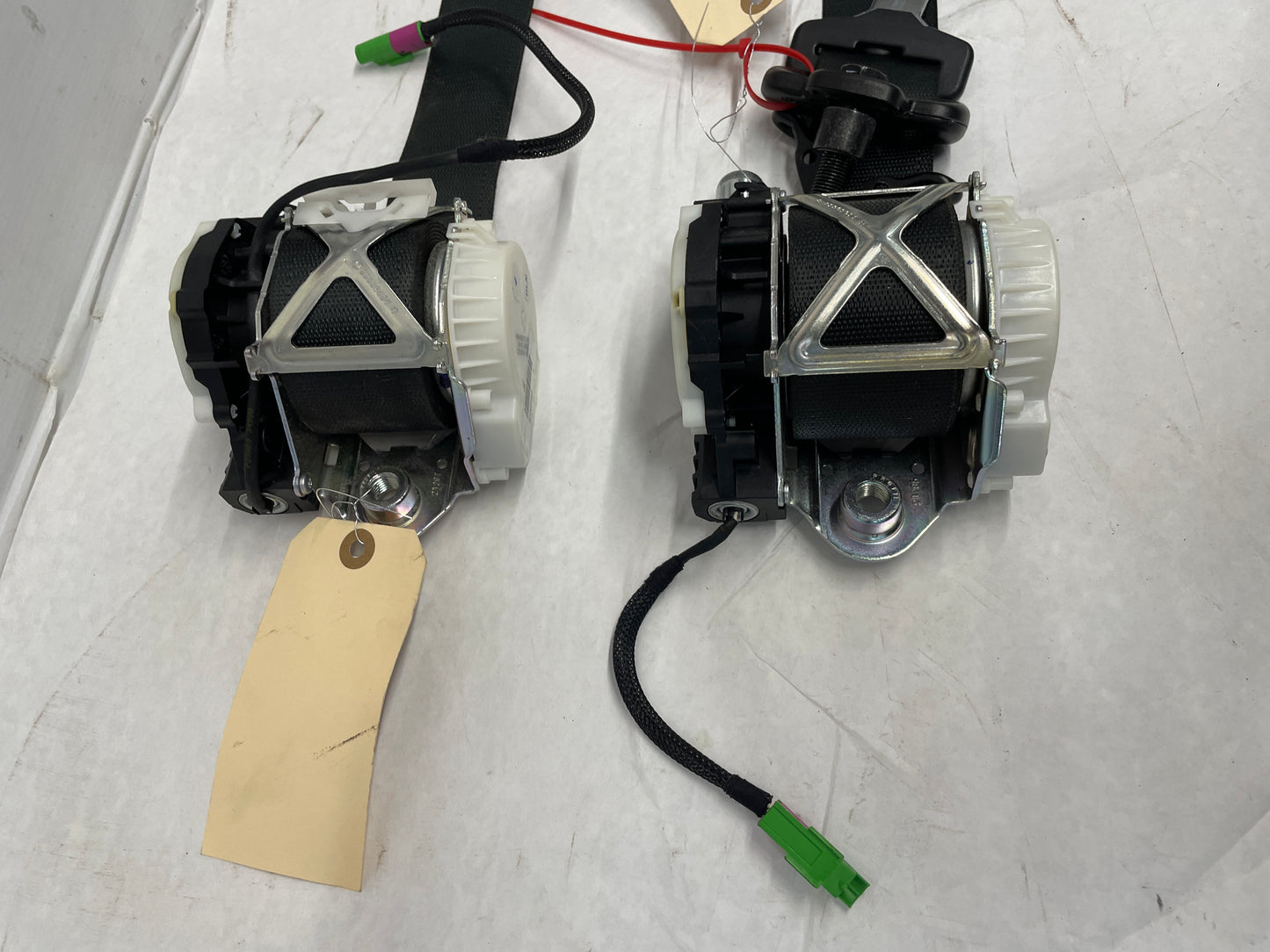 2009 Pontiac G8 RH & LH Front Seat Belts Retractors OEM - Day's Parts Yard