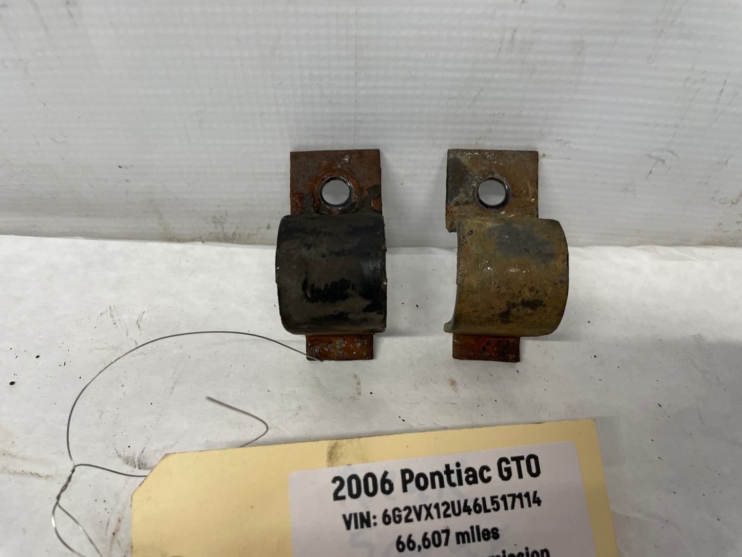 2006 Pontiac GTO Rear Suspension Stabilizer Sway Bar Brackets Clamps OEM