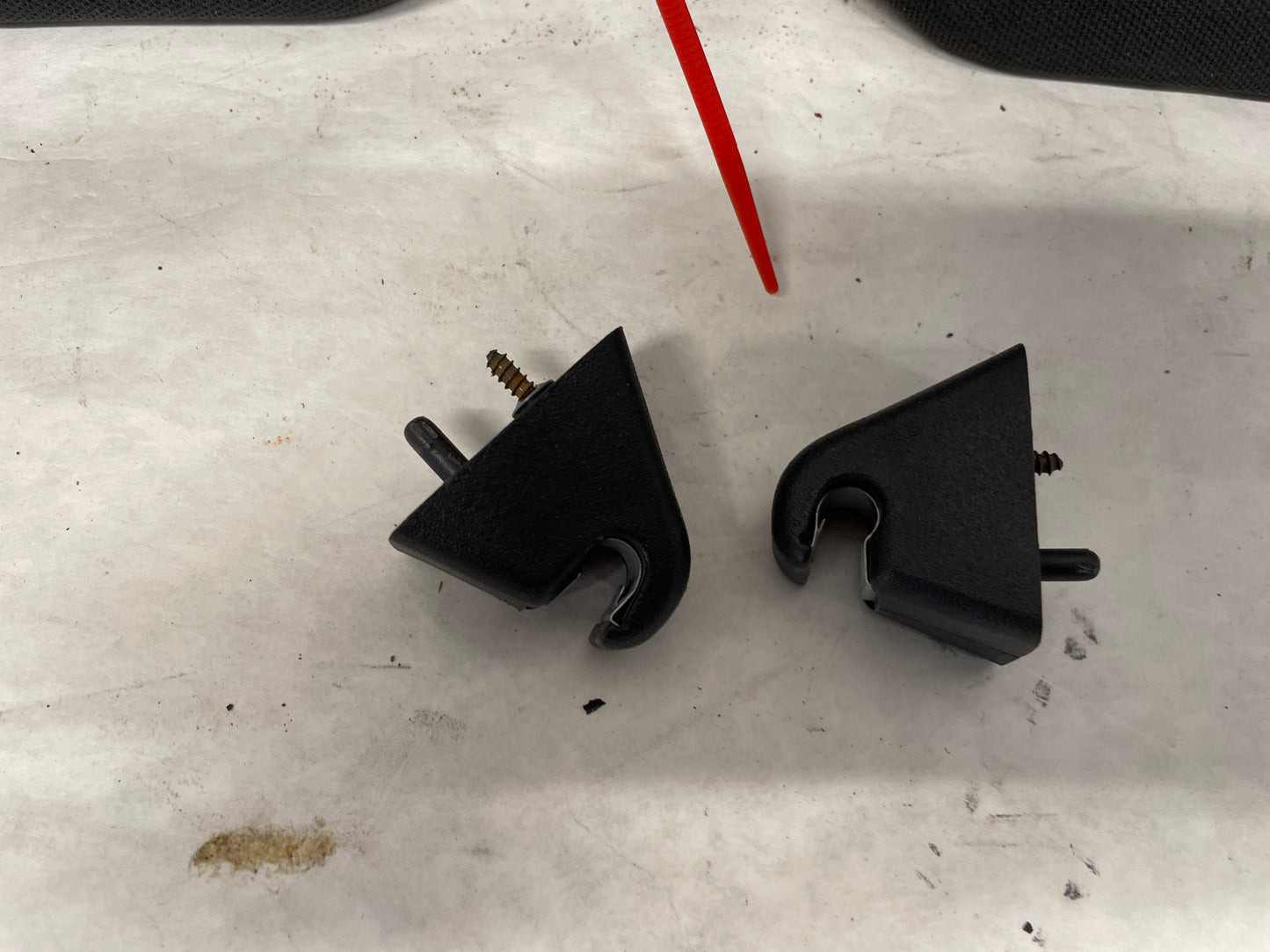 2006 Pontiac GTO RH & LH Sun Visors Shades Sunvisors w/ Clips OEM