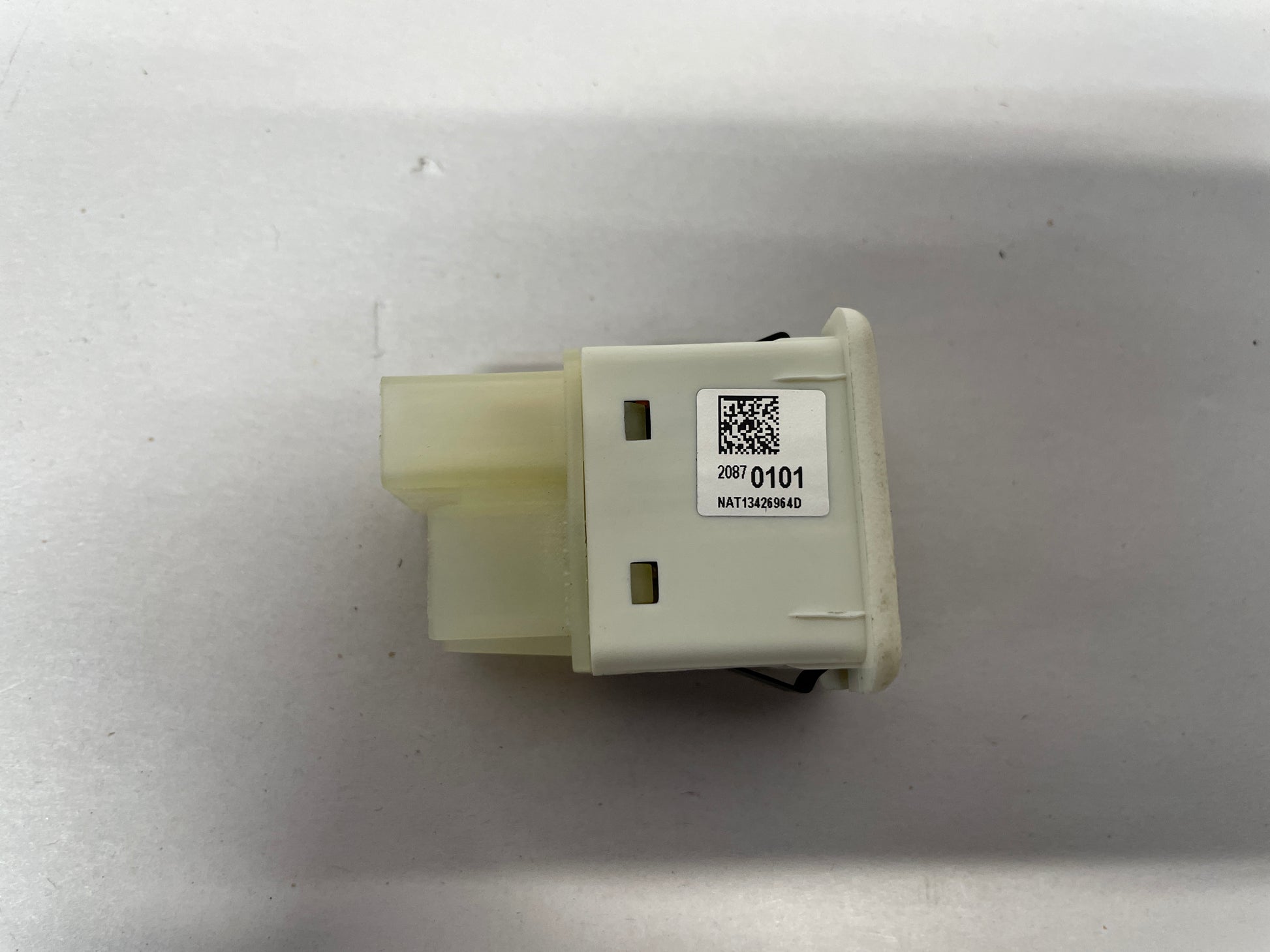 2015 Chevy SS Sedan Center Console USB AUX Port OEM - Day's Parts Yard