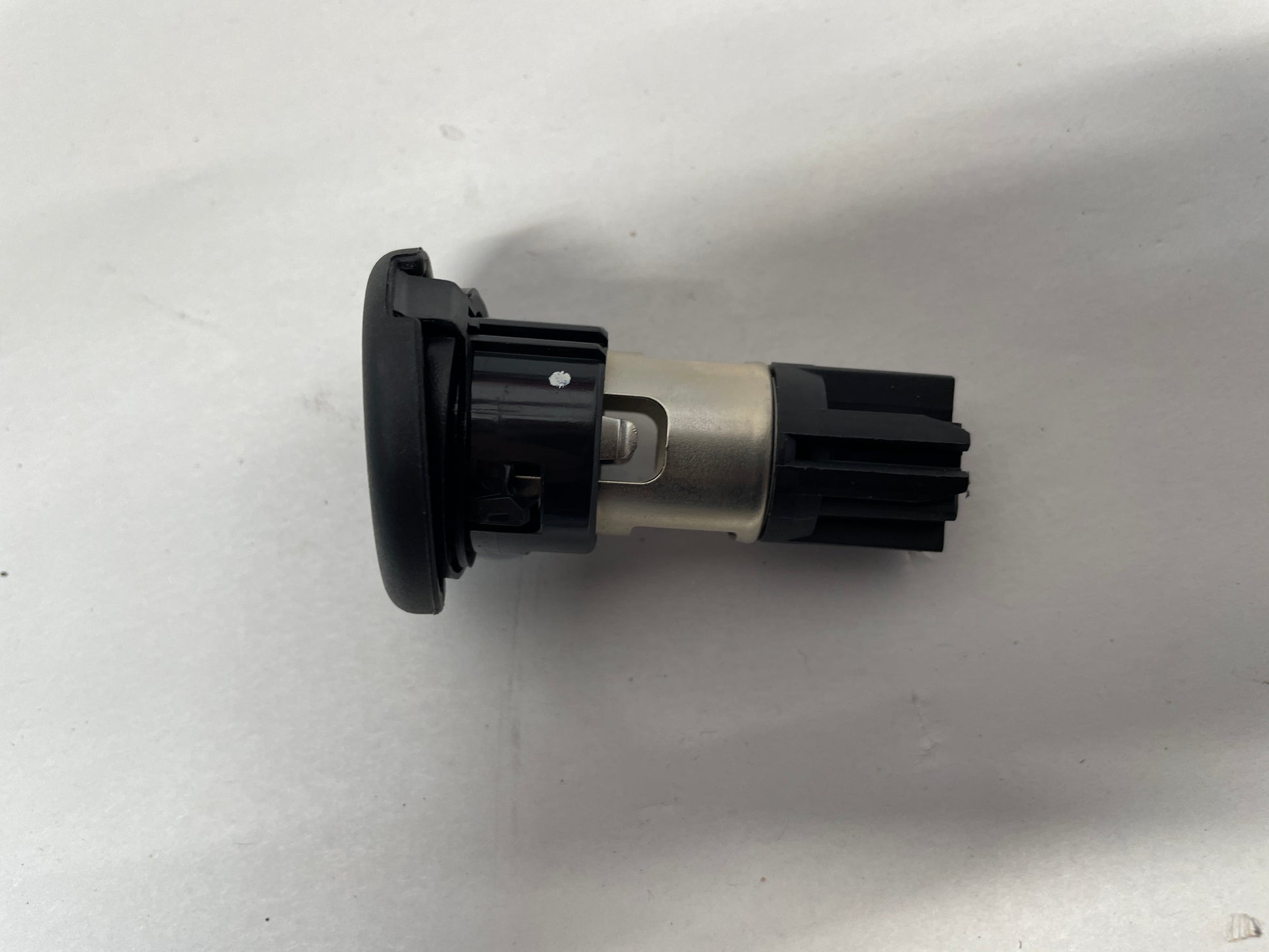 2015 Chevy SS Sedan 12V Power Socket Plug OEM - Day's Parts Yard