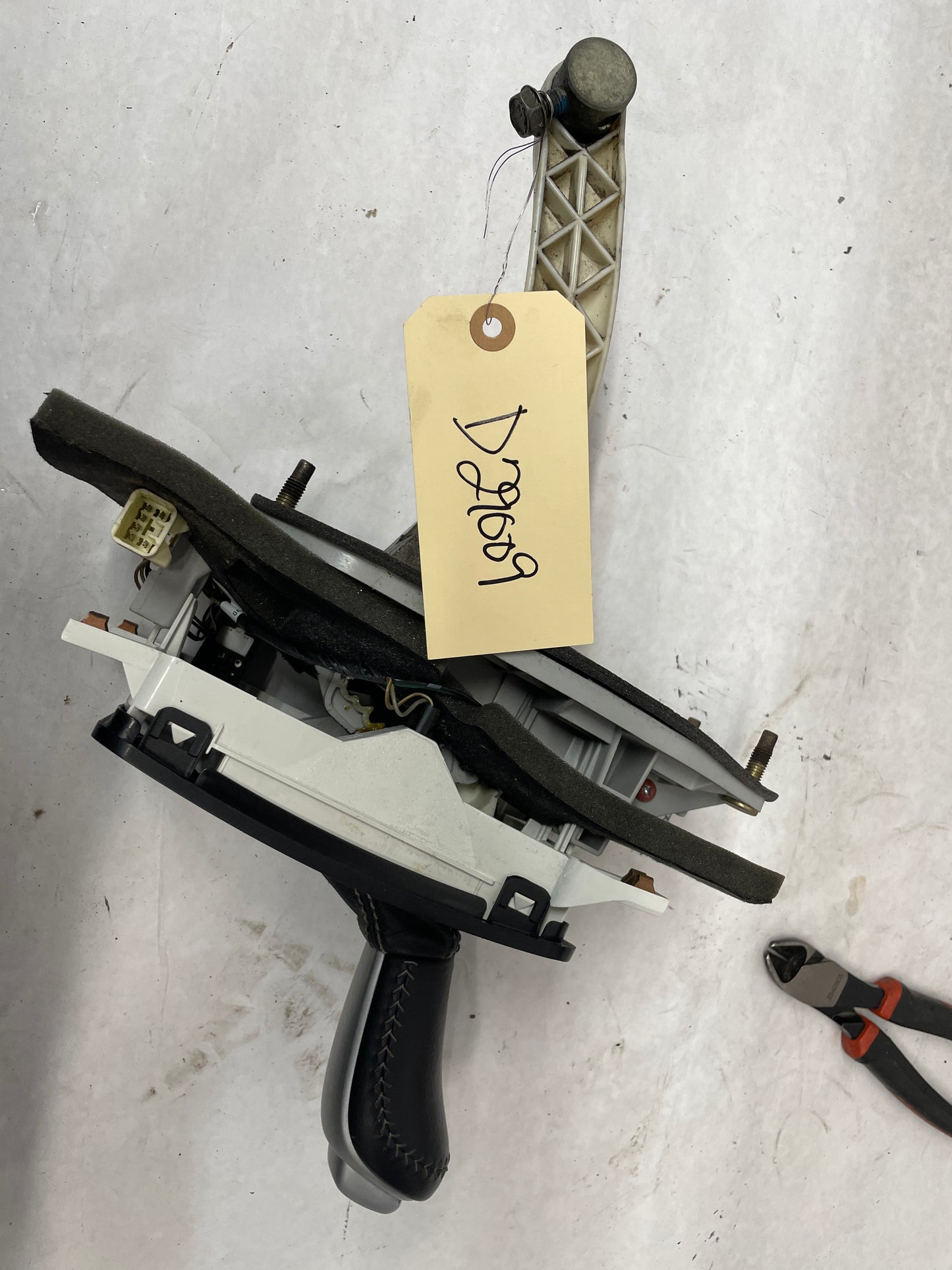 2006 Pontiac GTO Automatic Gear Selector Shifter Lever Assembly OEM