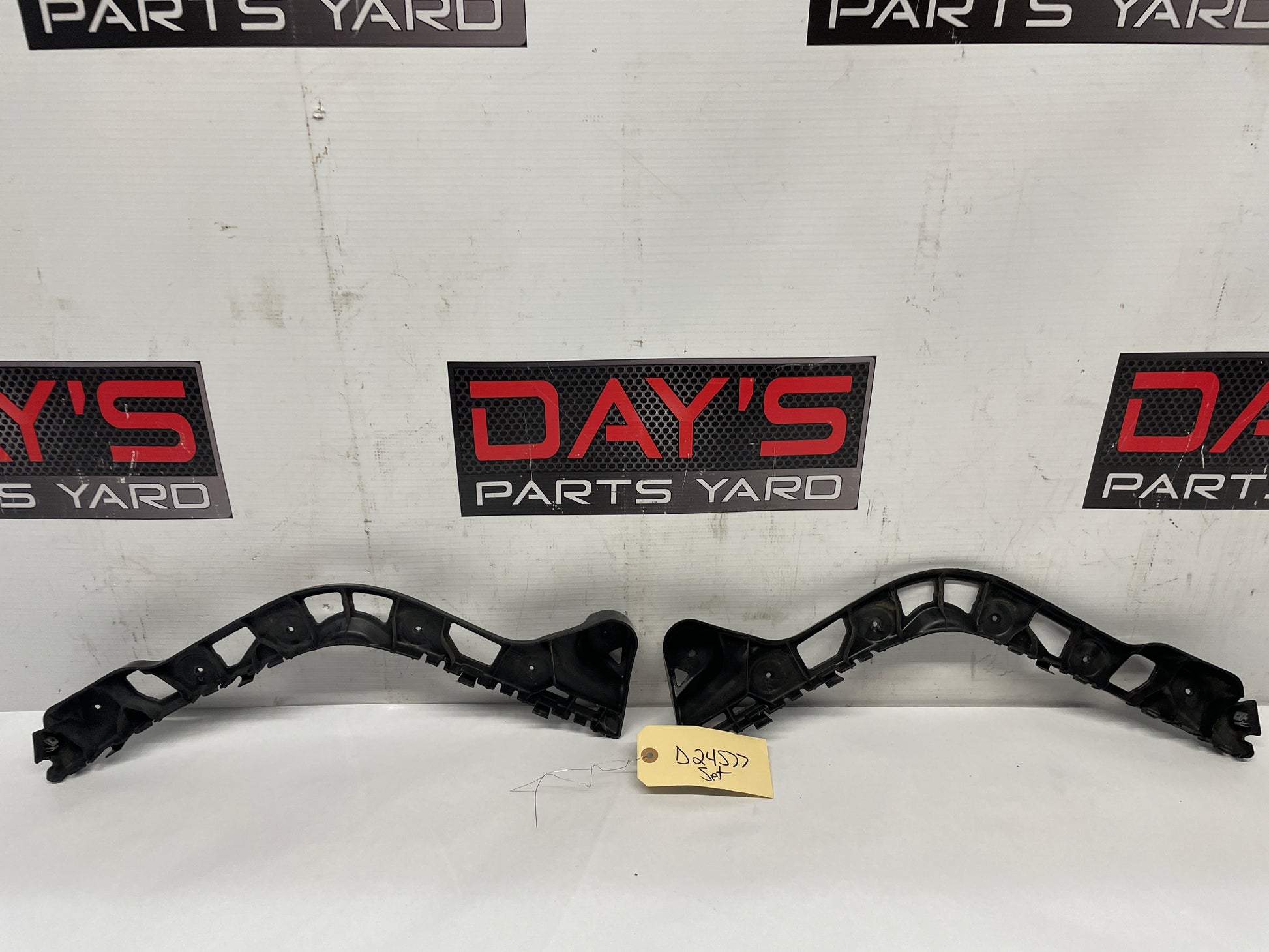 2016 Chevy SS Sedan Rear Bumper Fascia Guides Brackets RH & LH OEM - Day's Parts Yard