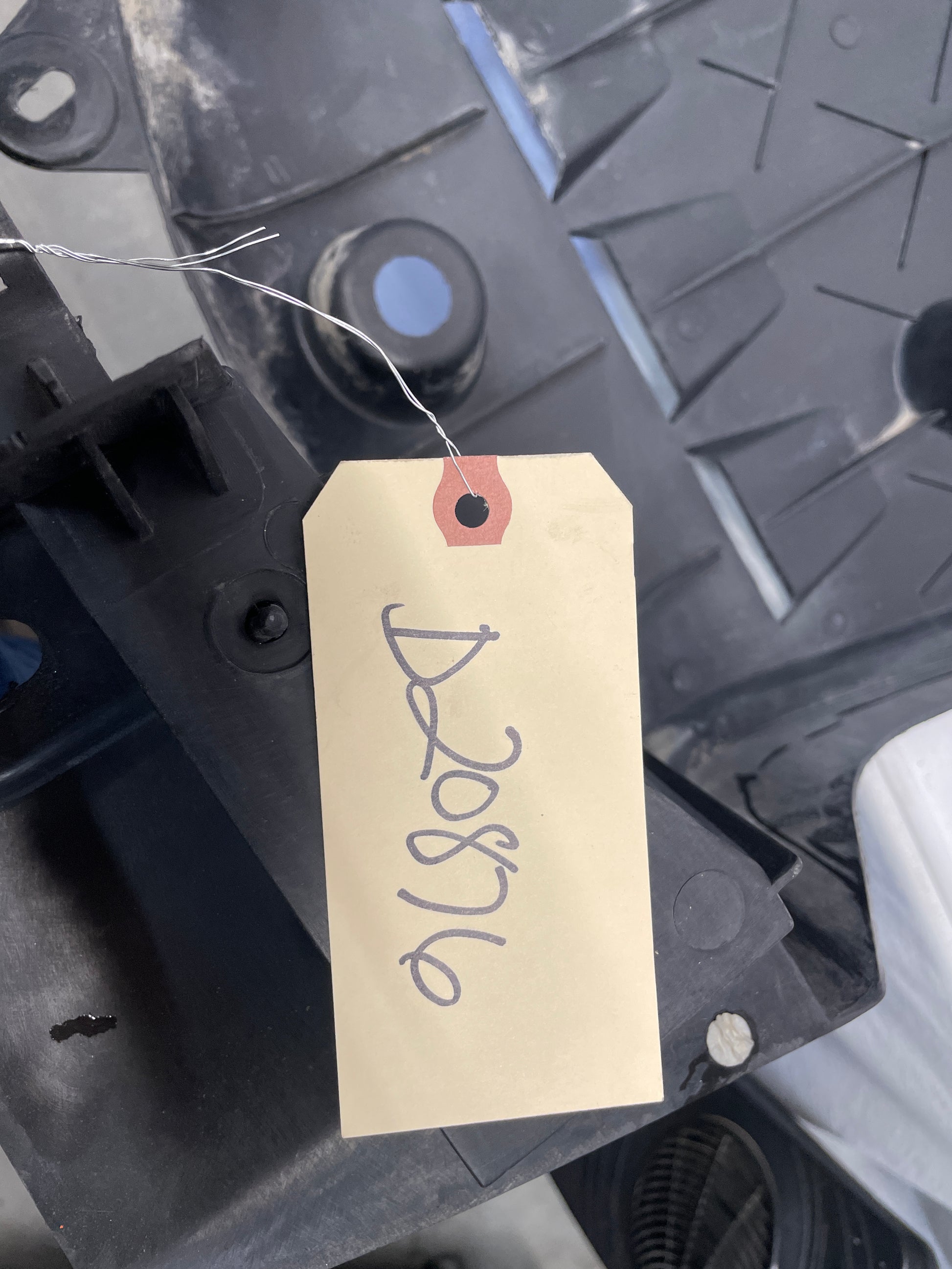 2006 Pontiac GTO Rear Air Deflector Differential Center Lower Body Cover OEM - Day's Parts Yard